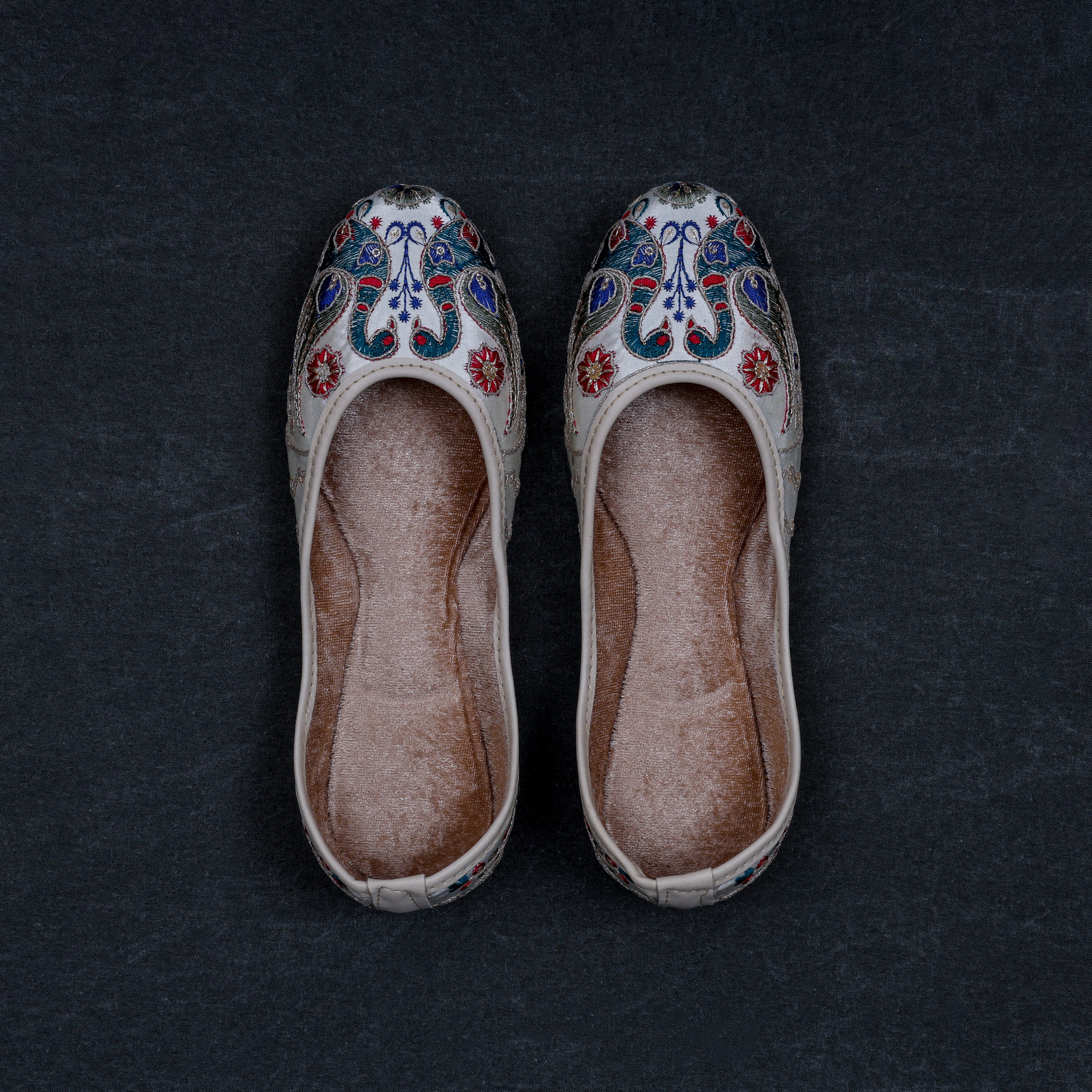 Handcrafted Off White Almond Ethnic Jutti