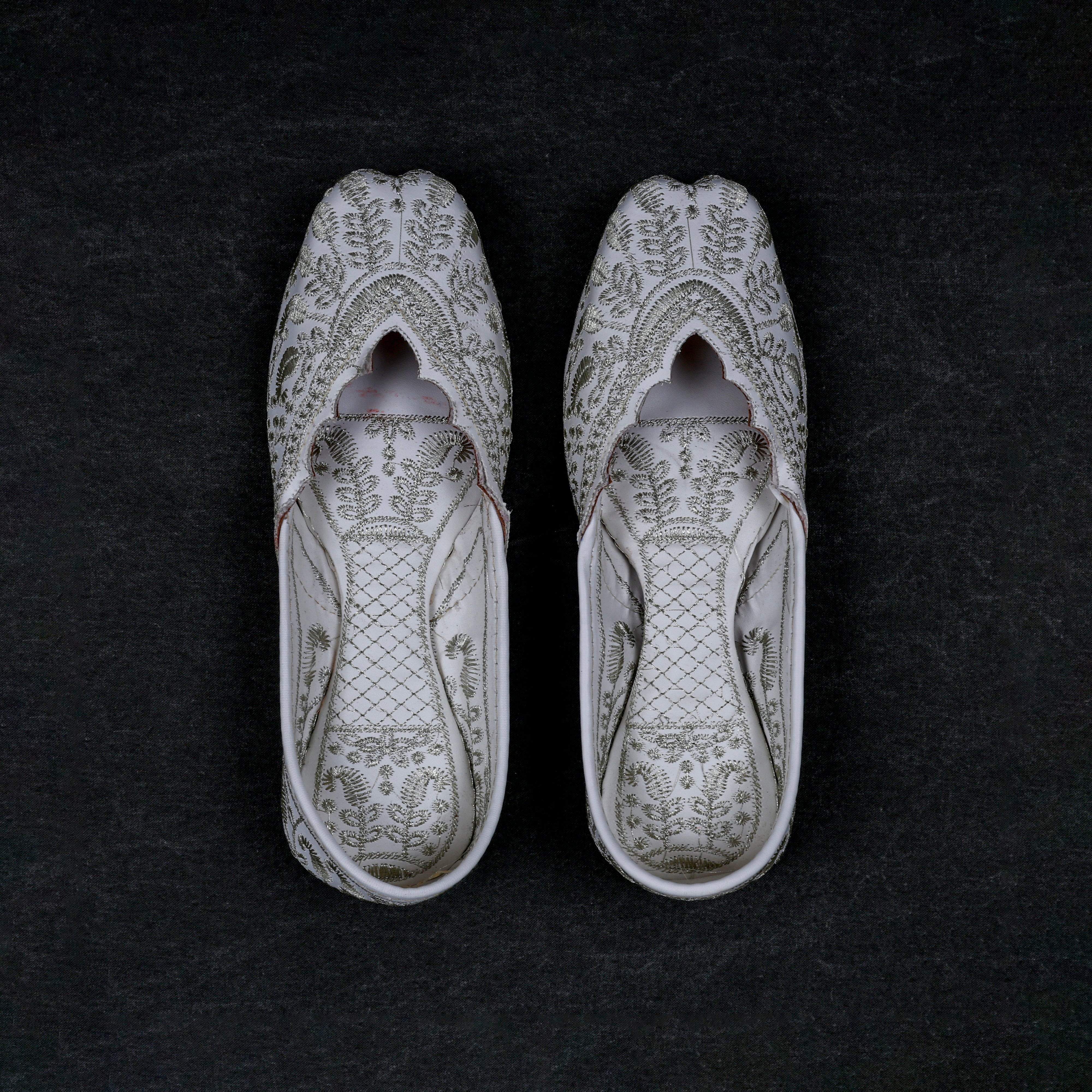 Off White Textured Rexine Closed Toe Jutti