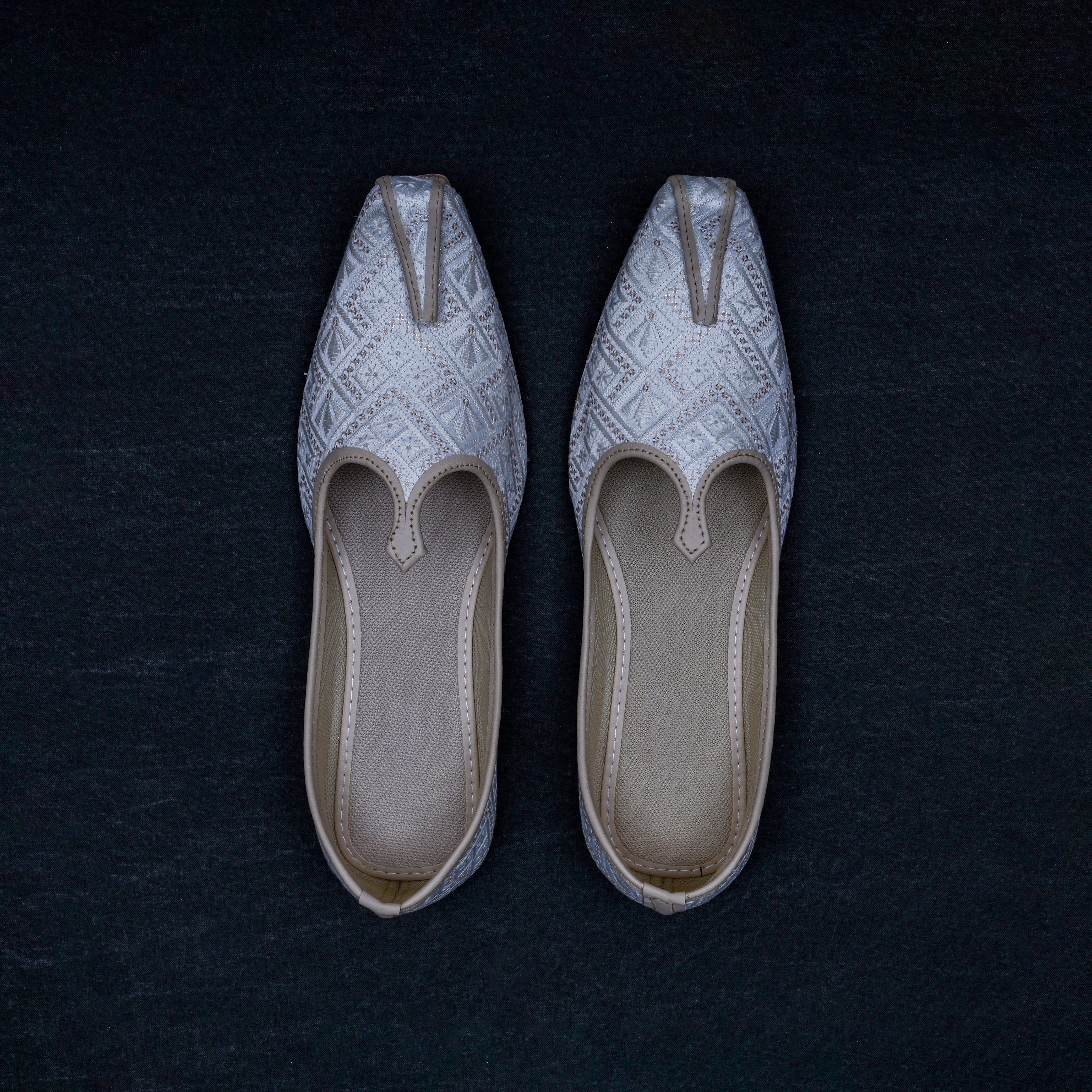White Closed Toe Traditional Mojari