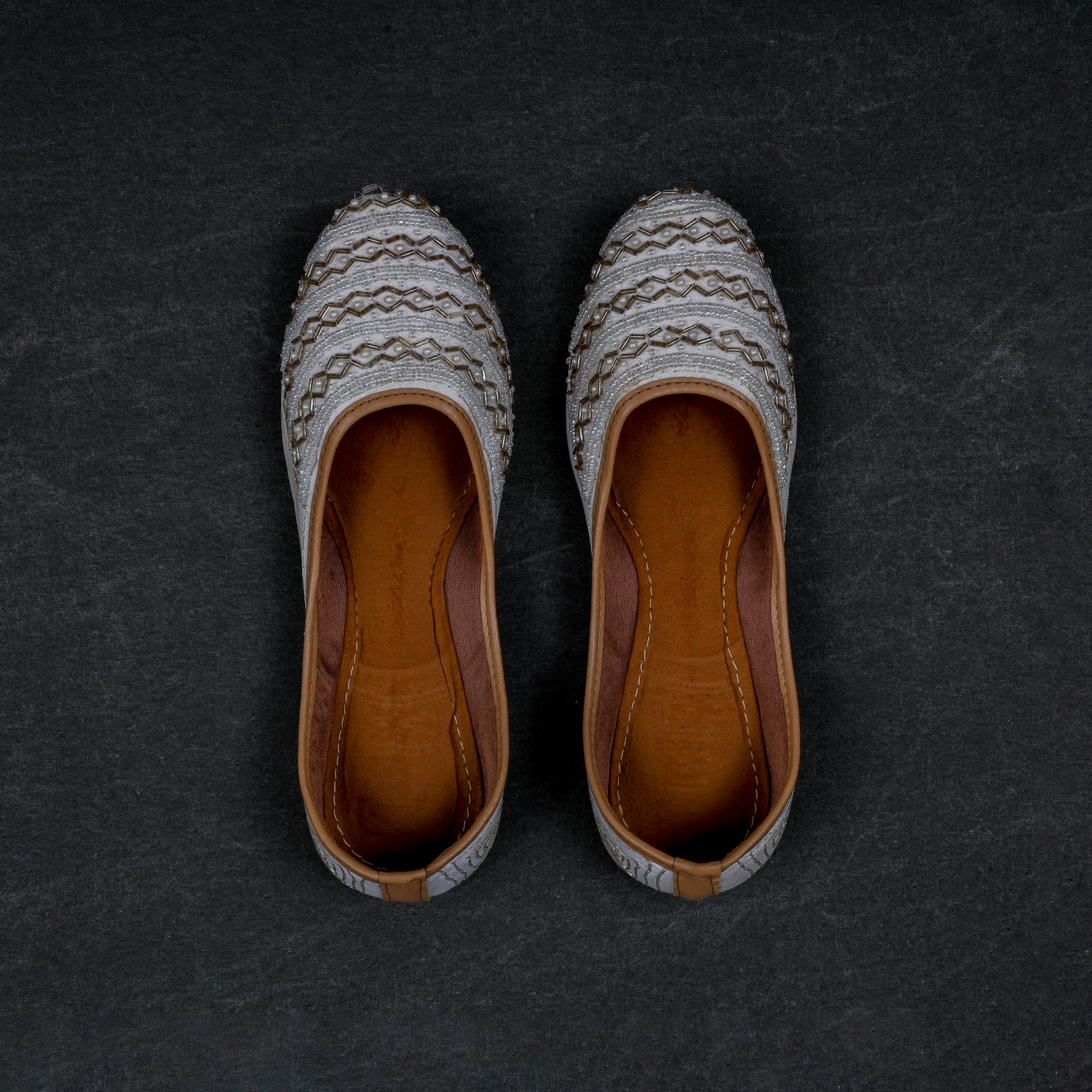 Off White Textured Artisan Jutti