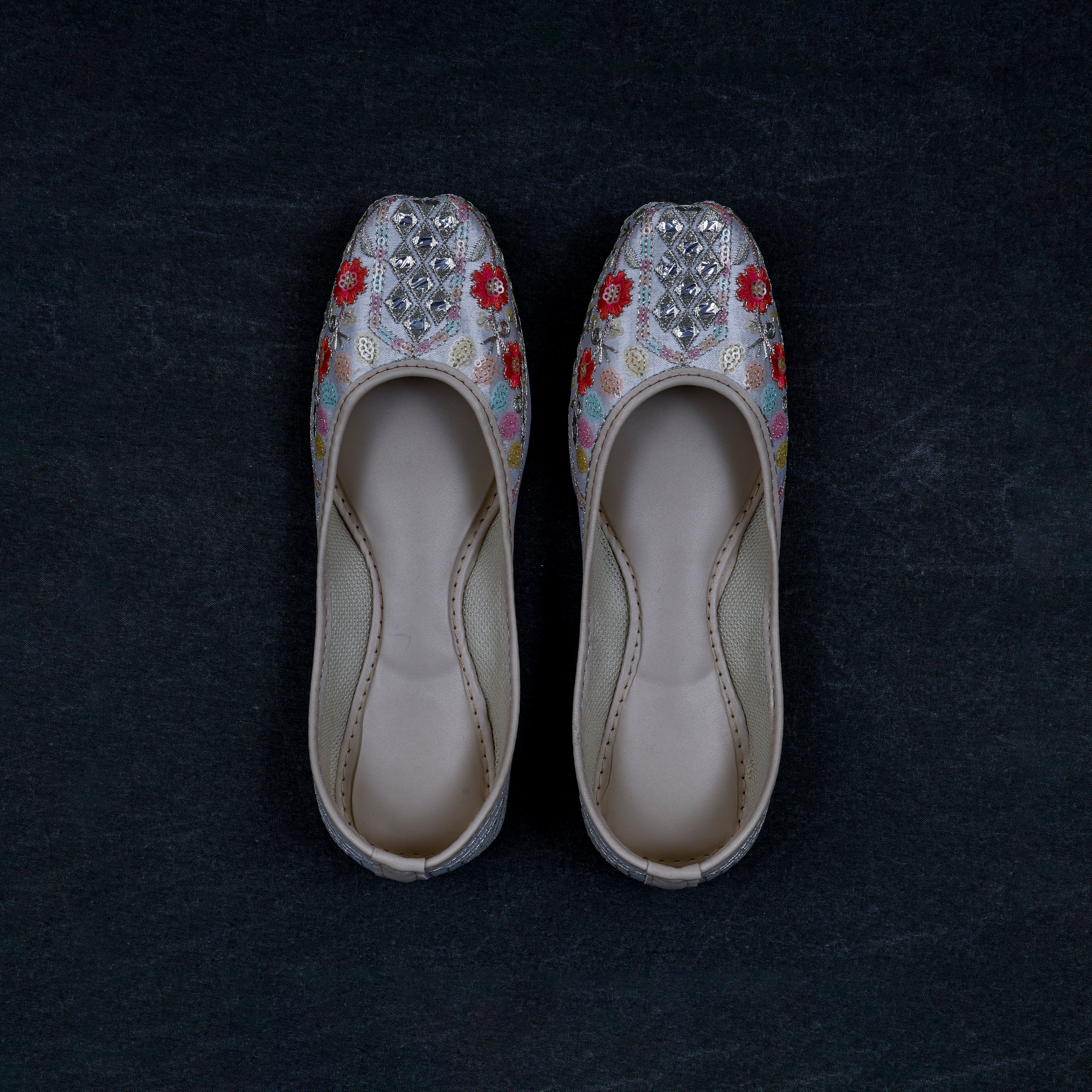 White Closed Toe Ethnic Jutti