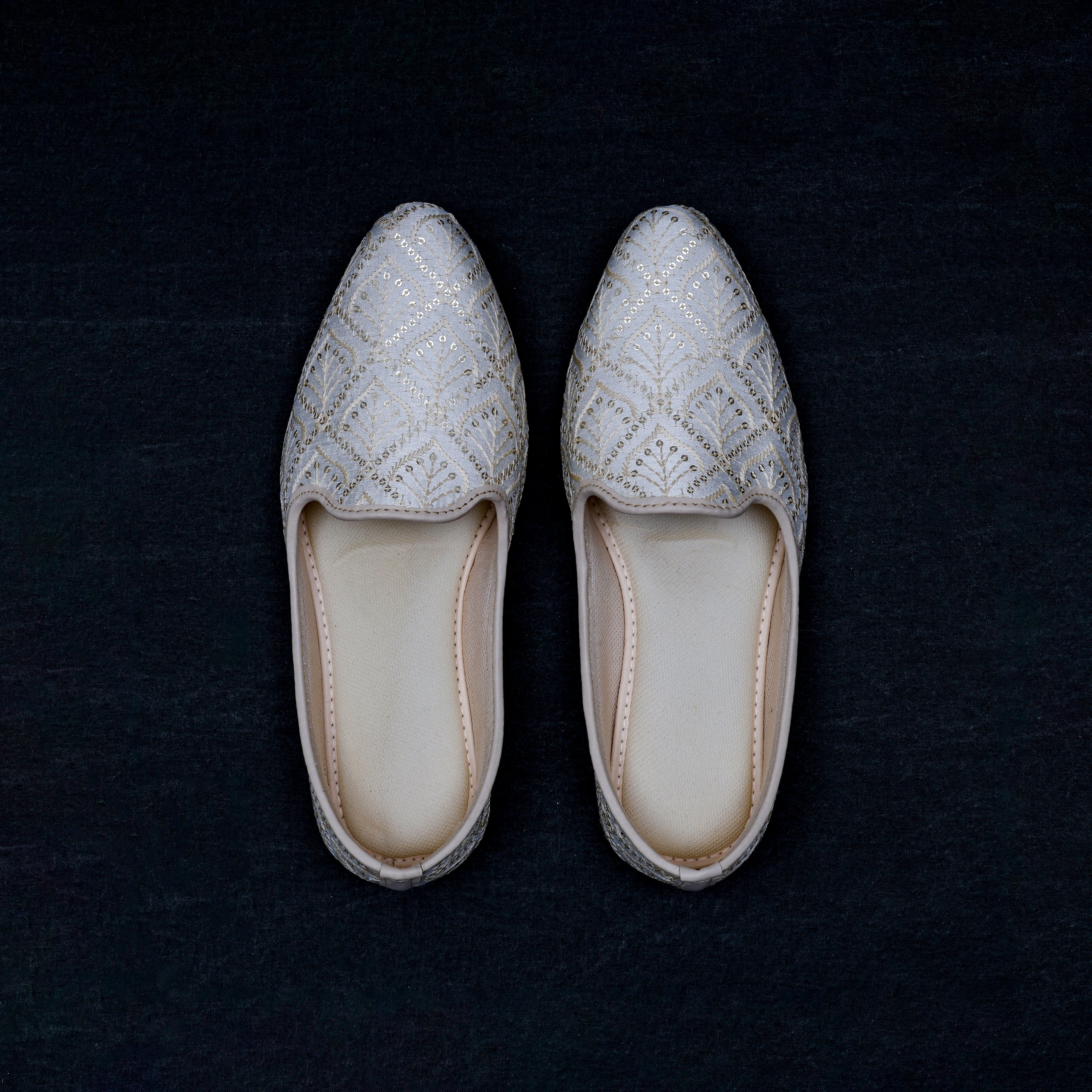 Handcrafted White Closed Toe Jutti