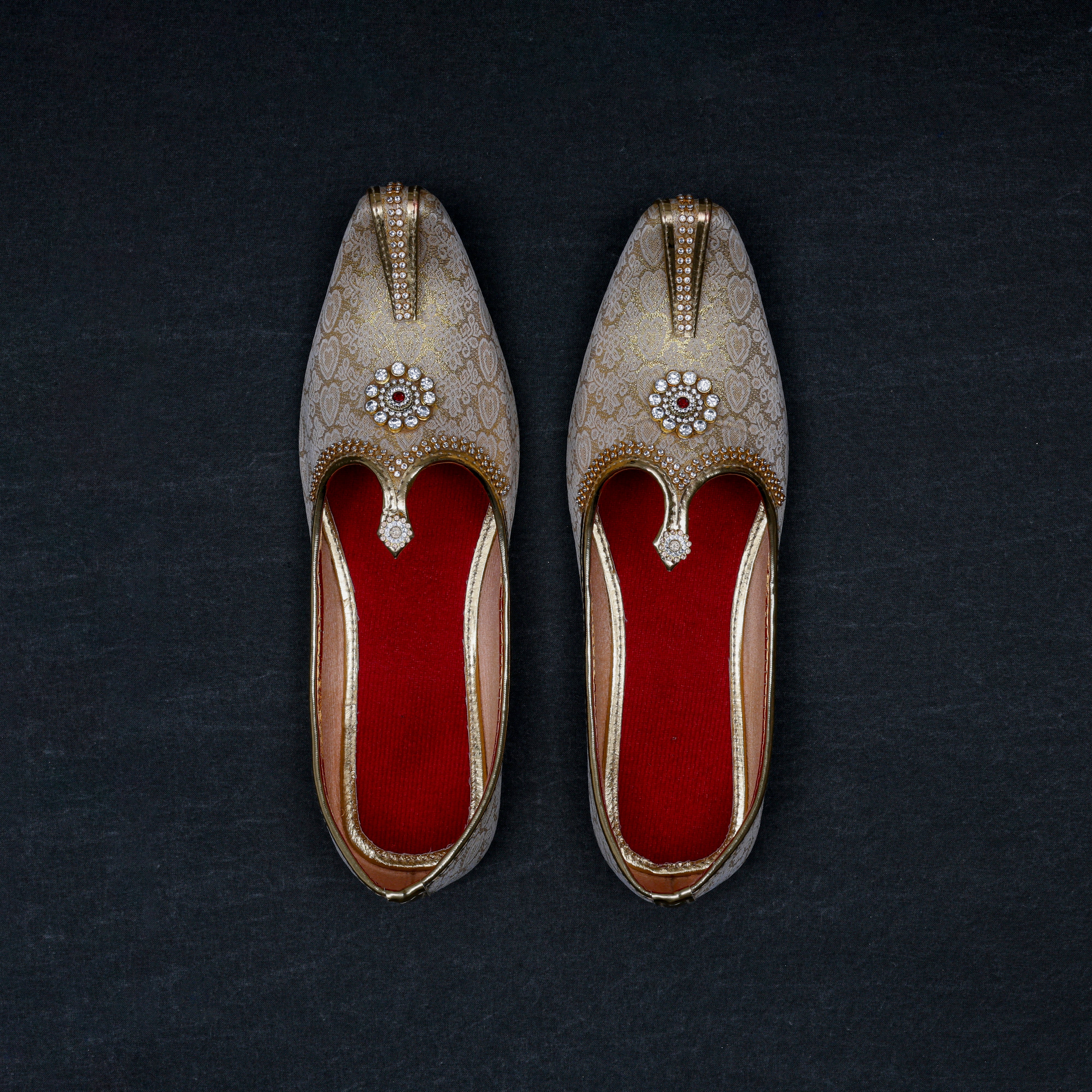 Handcrafted Gold Two Tone Mojari