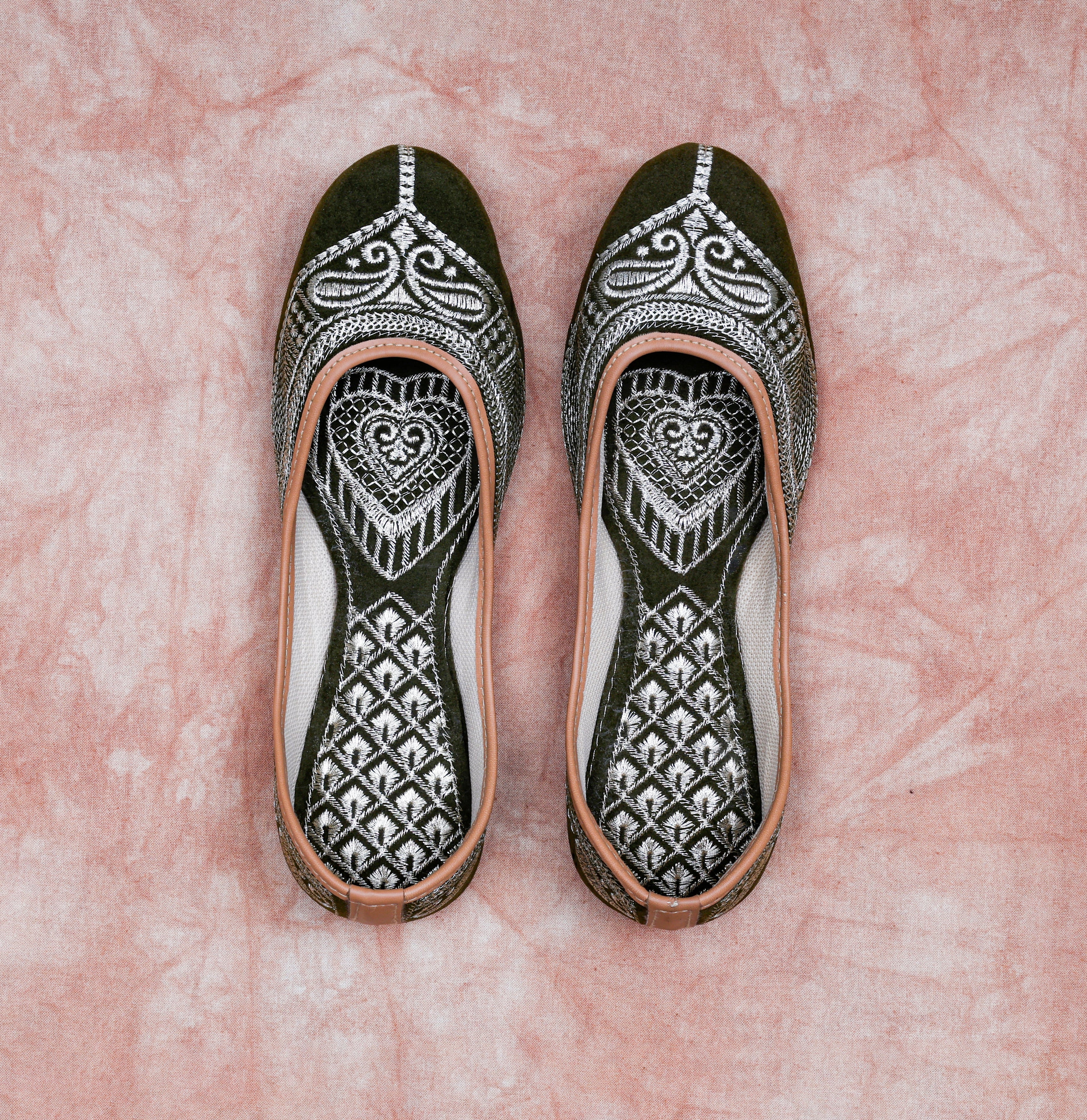 Two Tone Mehendi Green Velvet Jutti