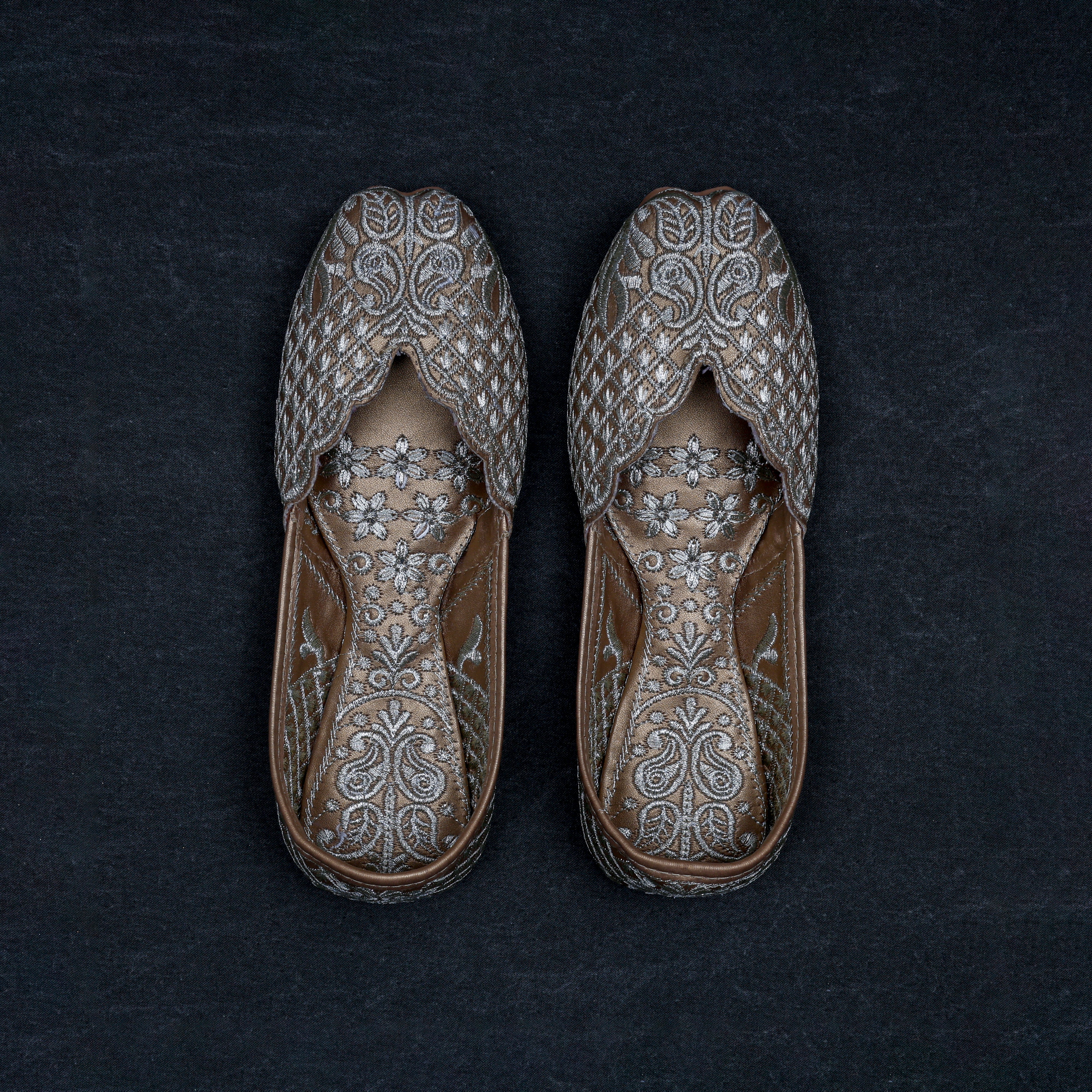 Two Tone Gold Closed Toe Jutti