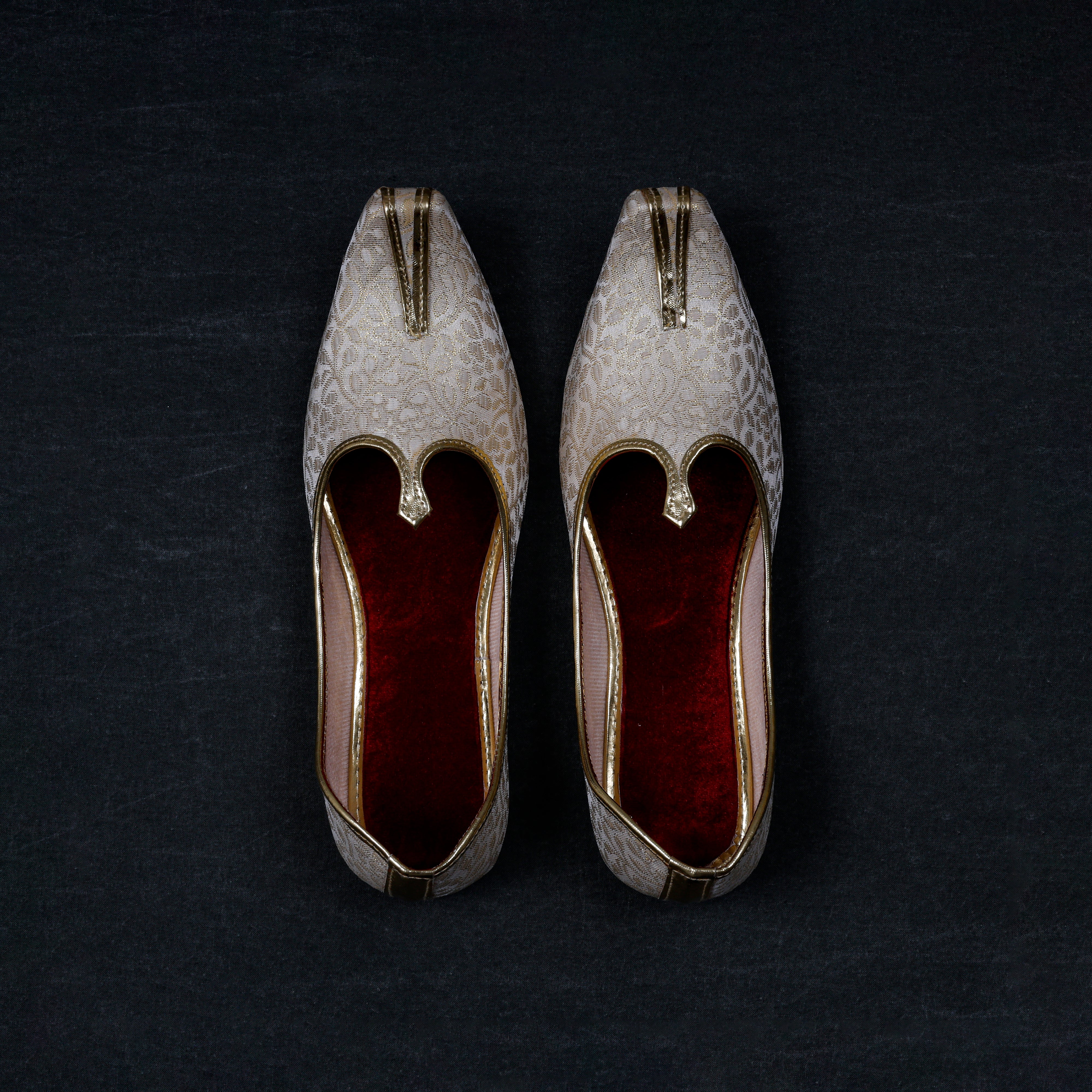 Gold Mojari with Textured Detailing