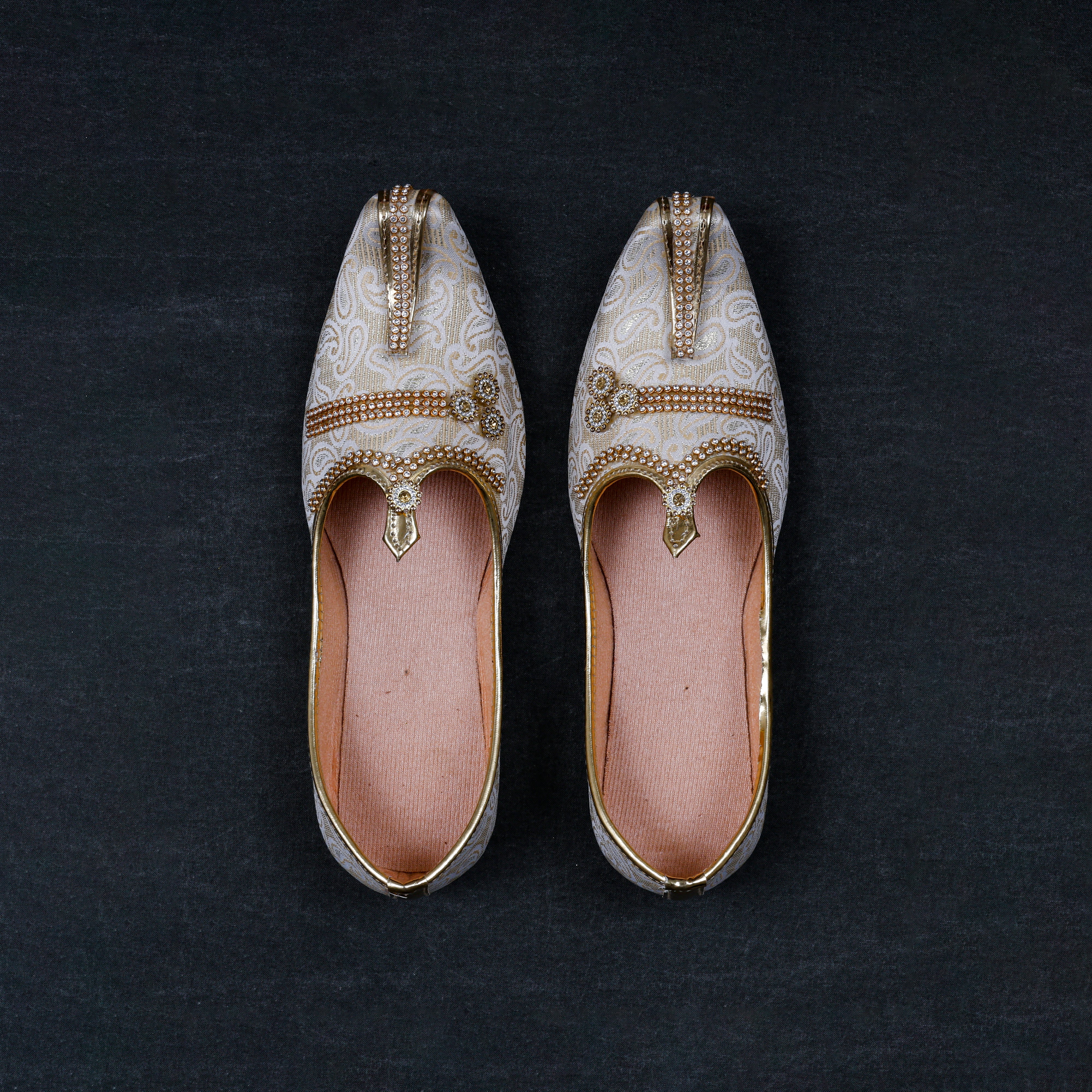 Artisan Mojari in Off White