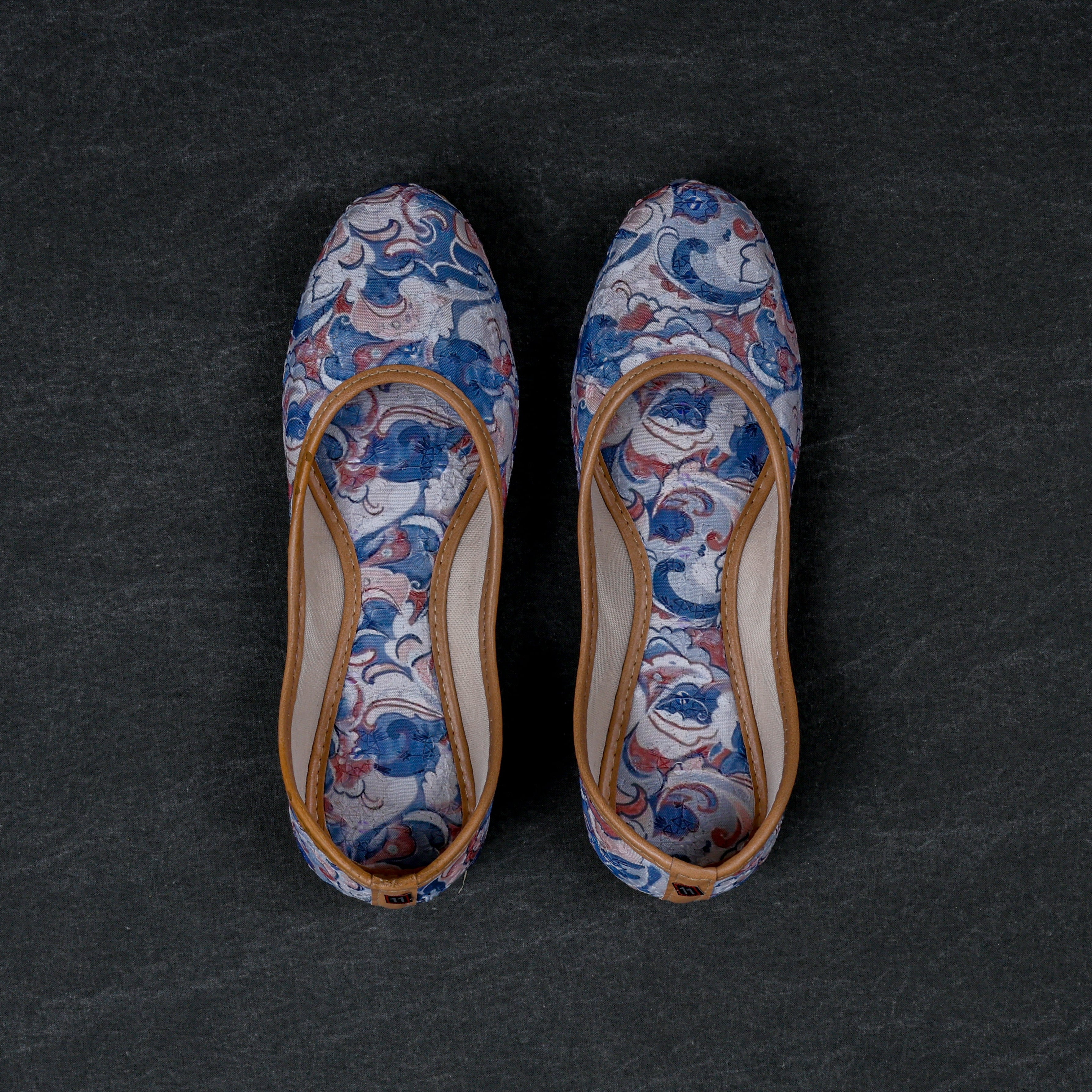 Textured Multicolor Closed Toe Jutti