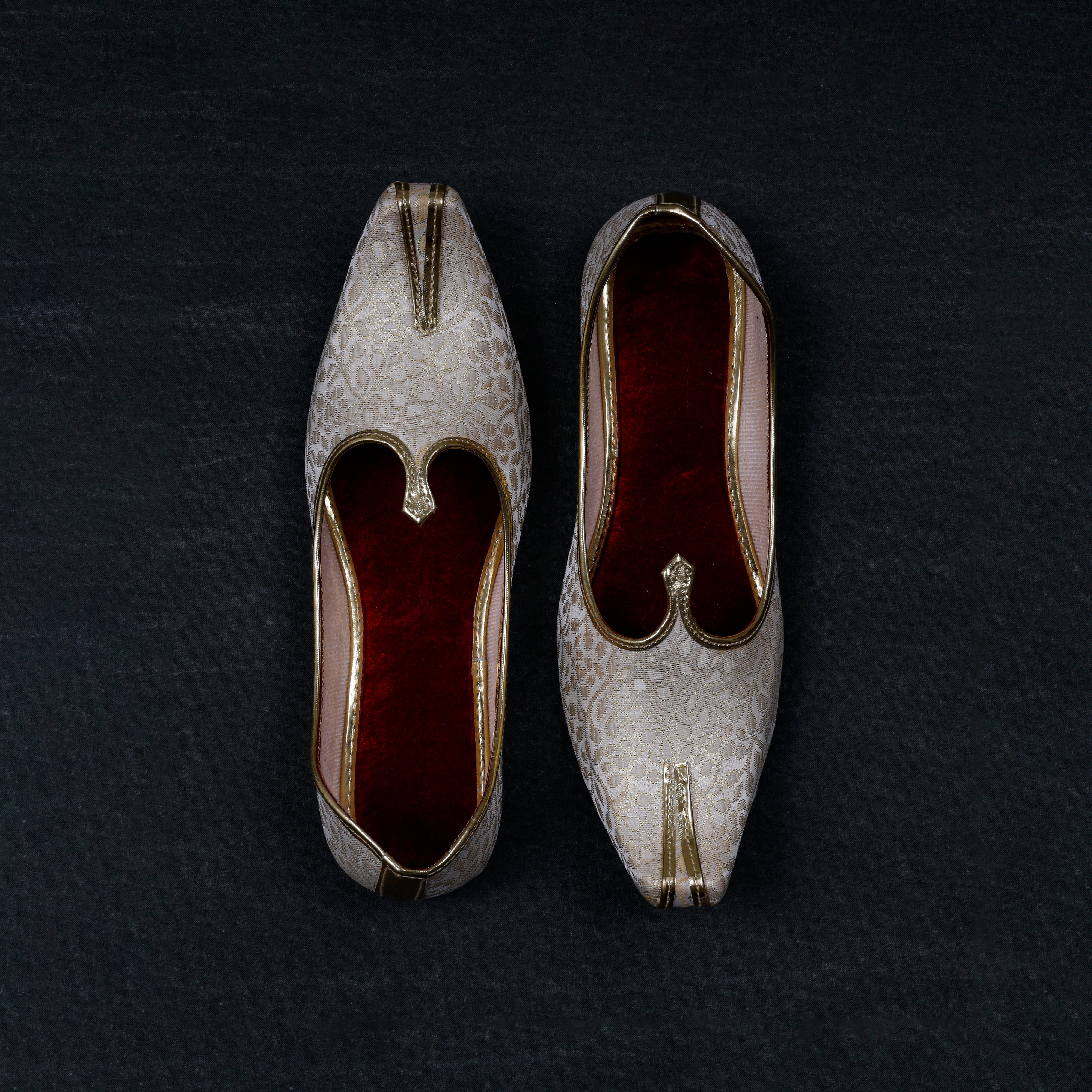 Gold Mojari with Textured Detailing