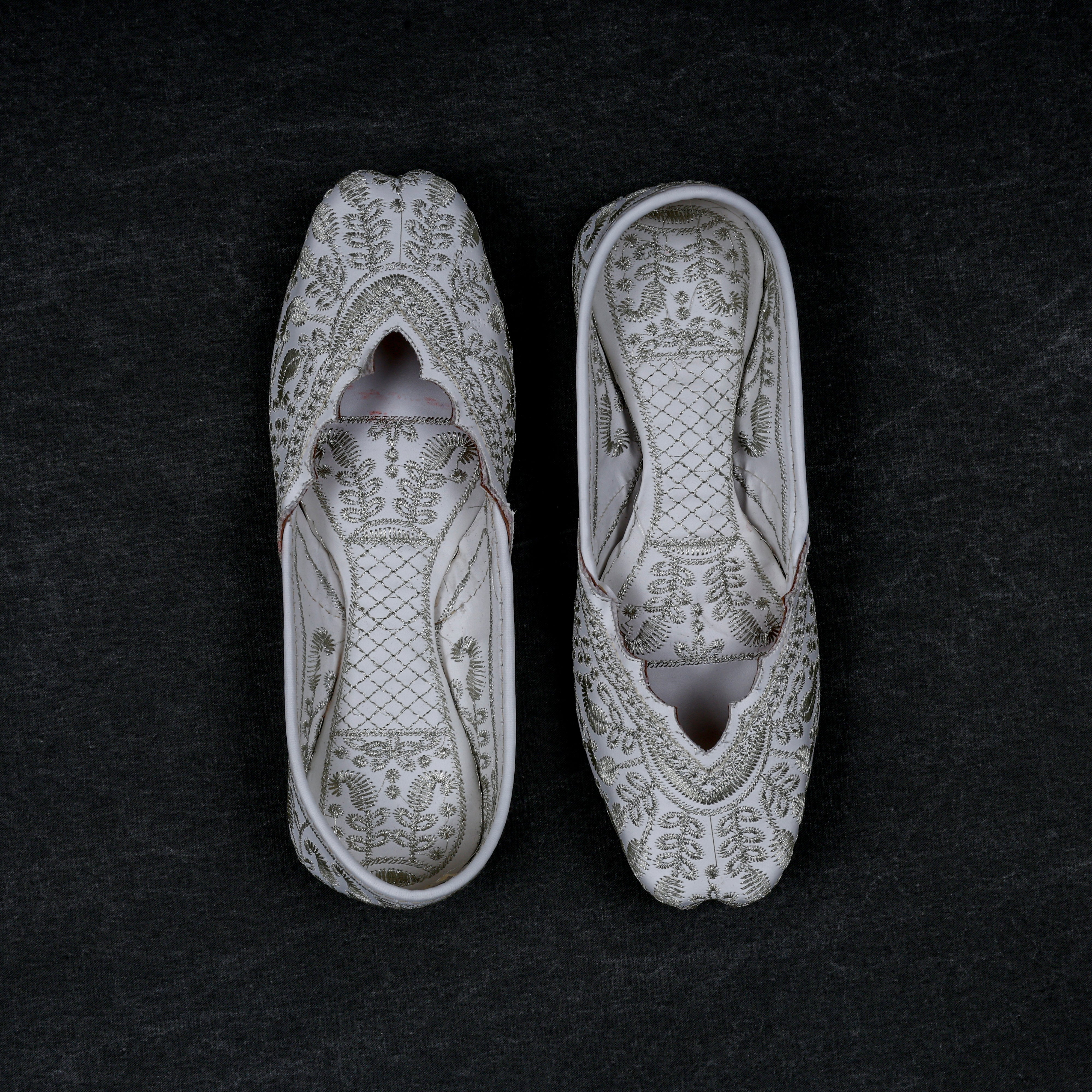 Off White Textured Rexine Closed Toe Jutti
