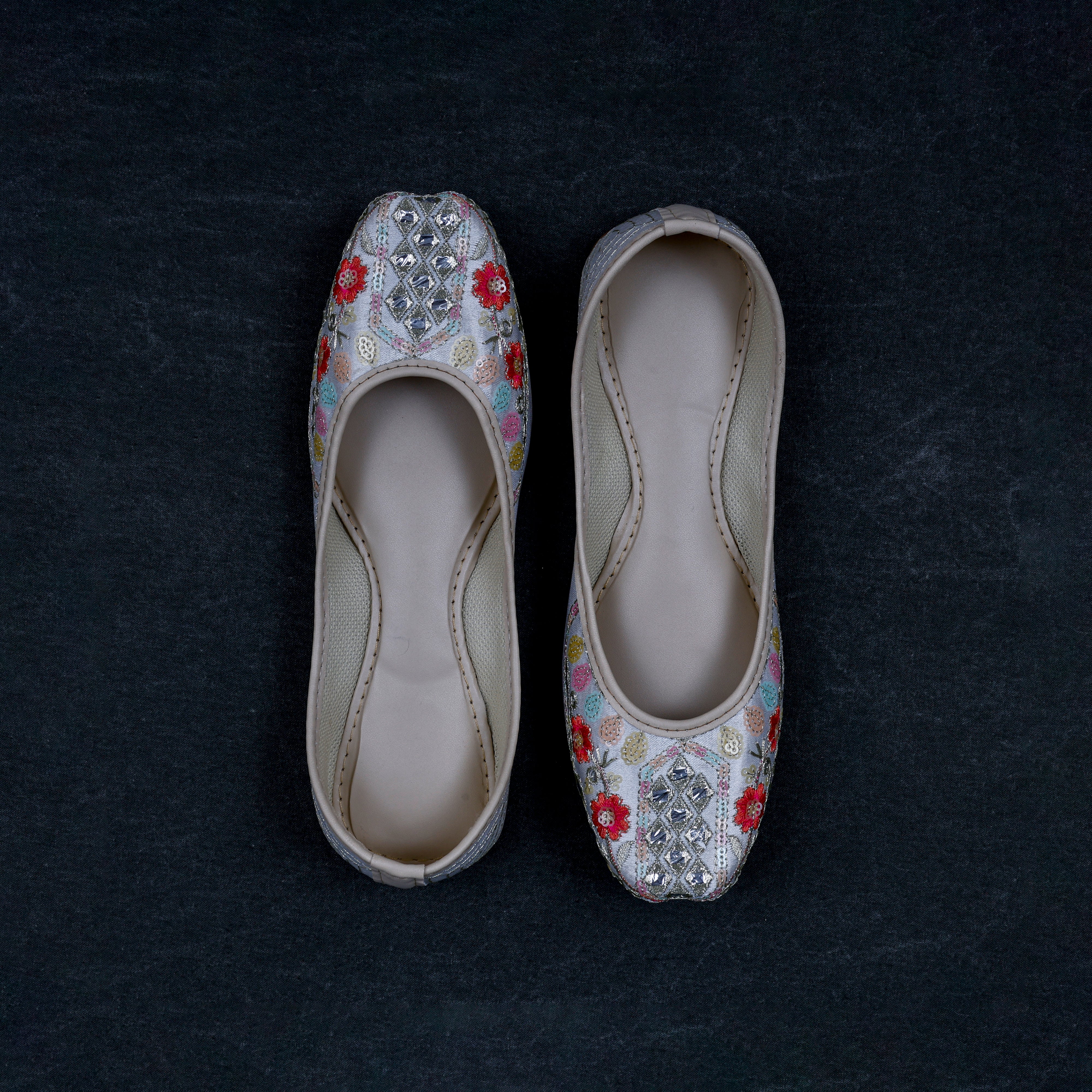 White Closed Toe Ethnic Jutti