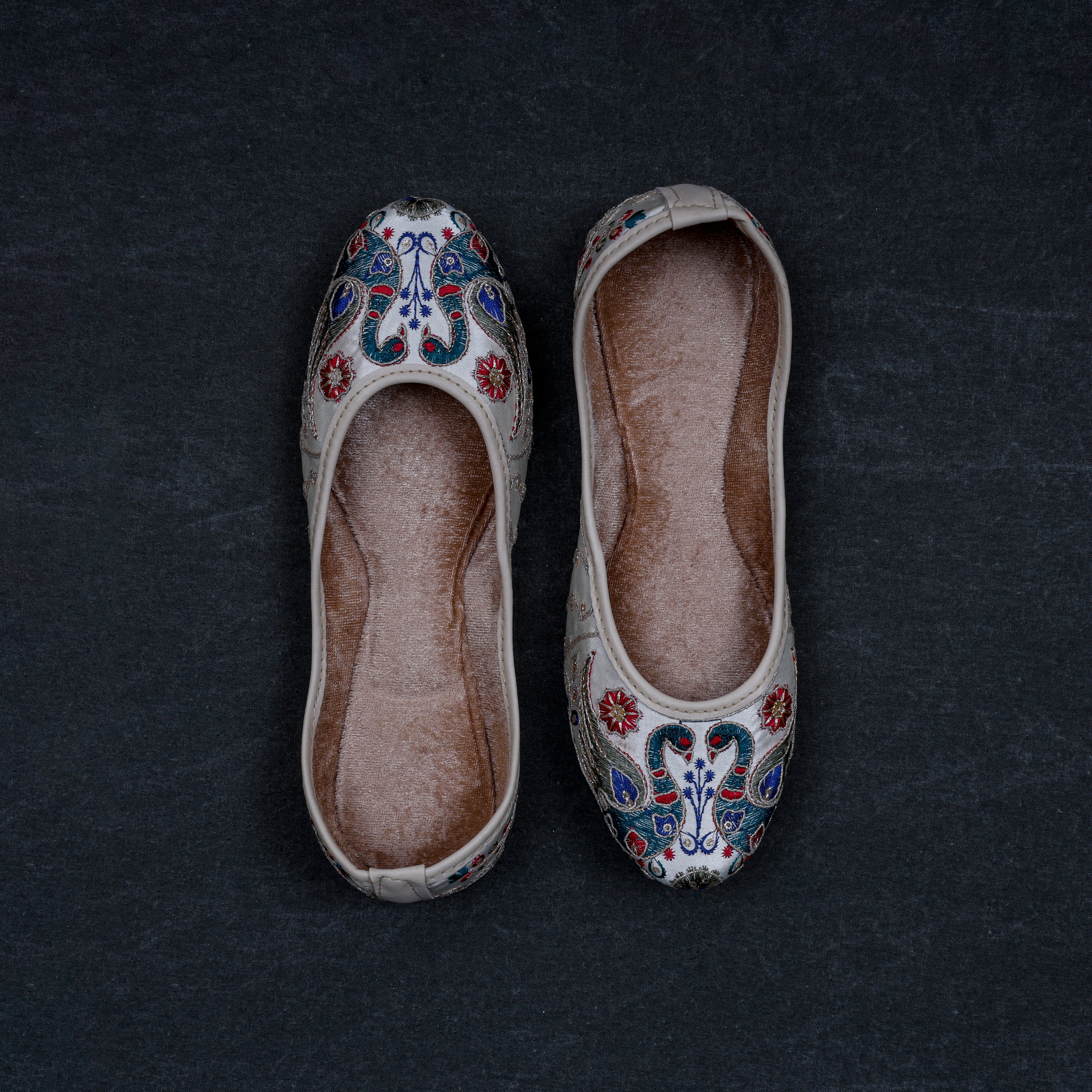 Handcrafted Off White Almond Ethnic Jutti