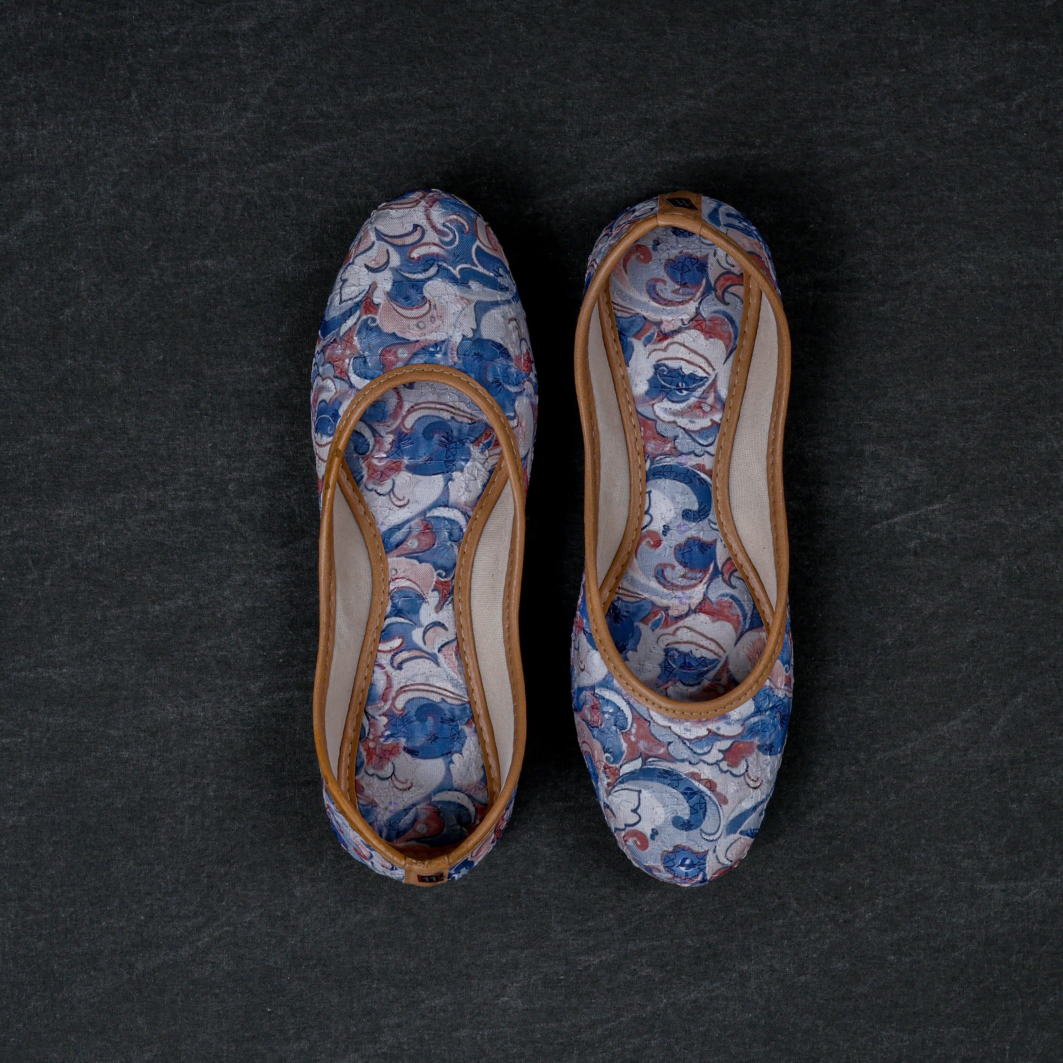 Textured Multicolor Closed Toe Jutti
