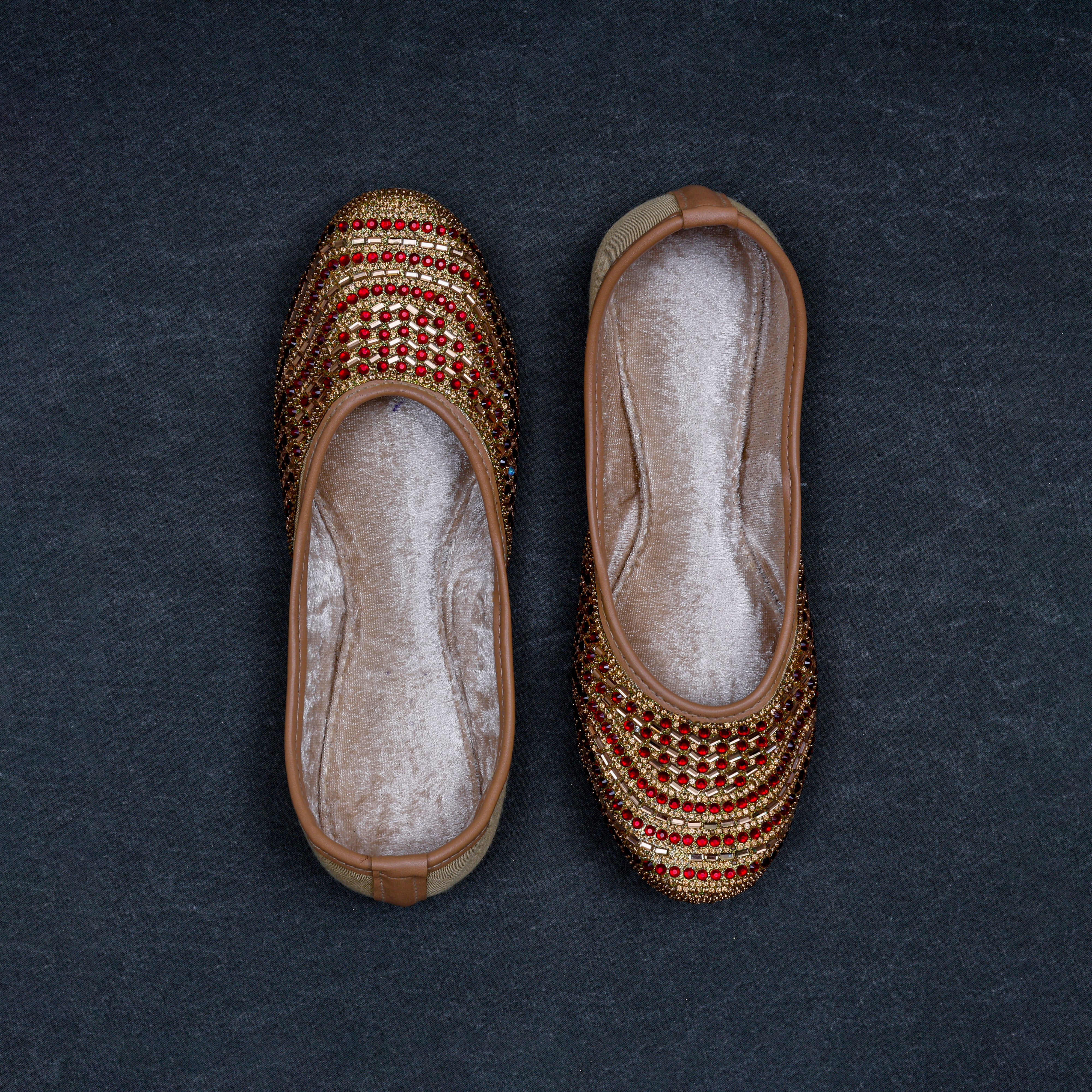 Gold Handcrafted Closed Toe Ethnic Jutti