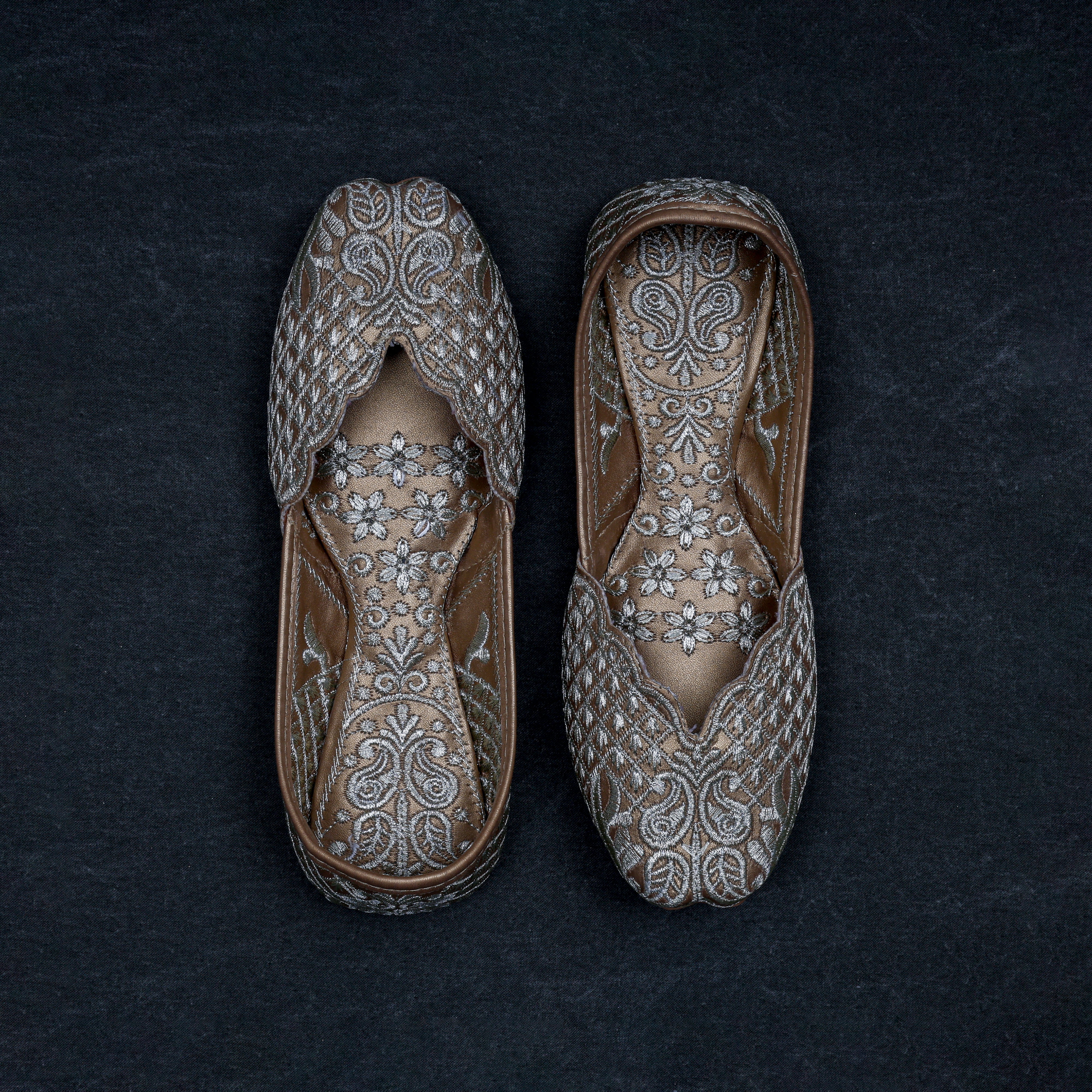 Two Tone Gold Closed Toe Jutti