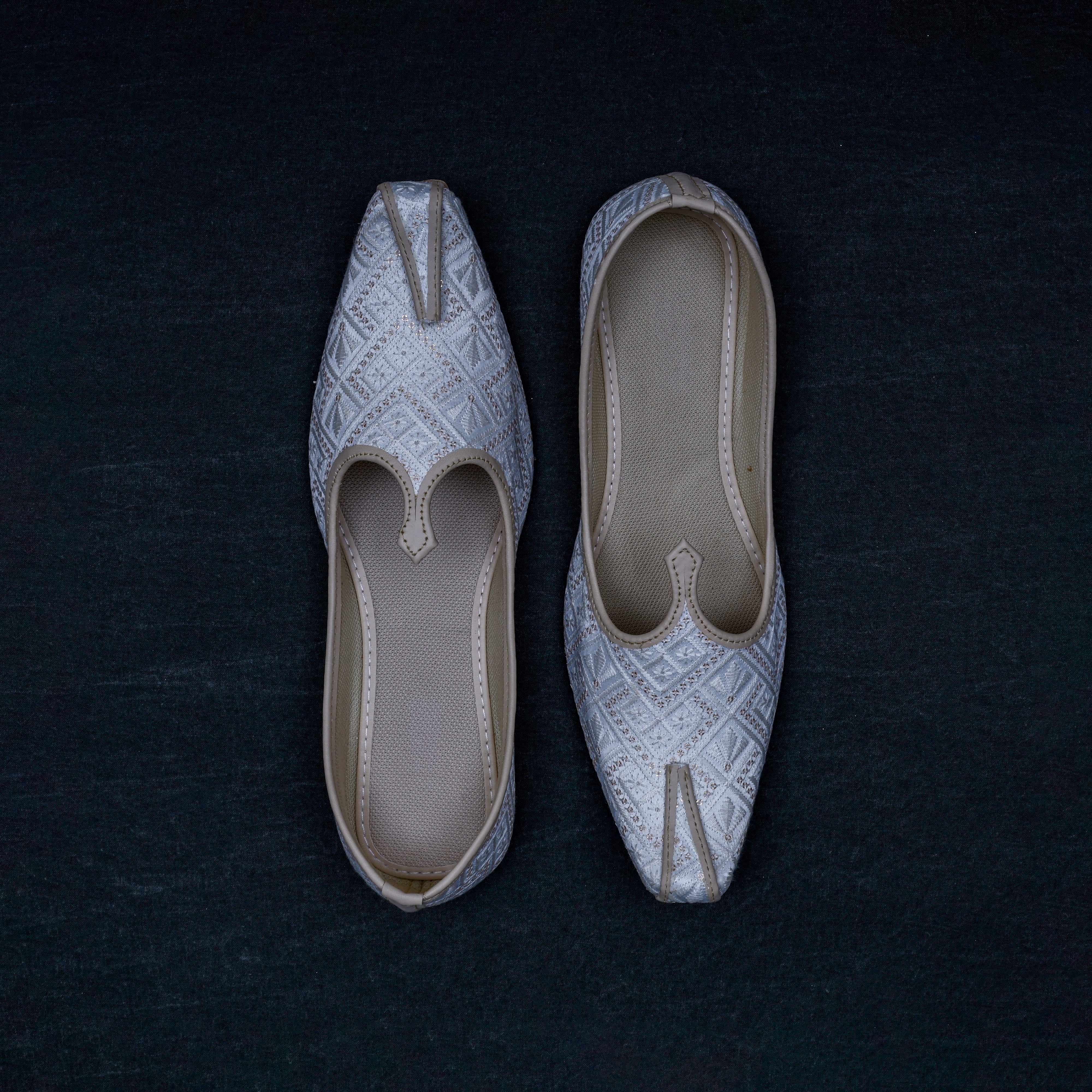 White Closed Toe Traditional Mojari