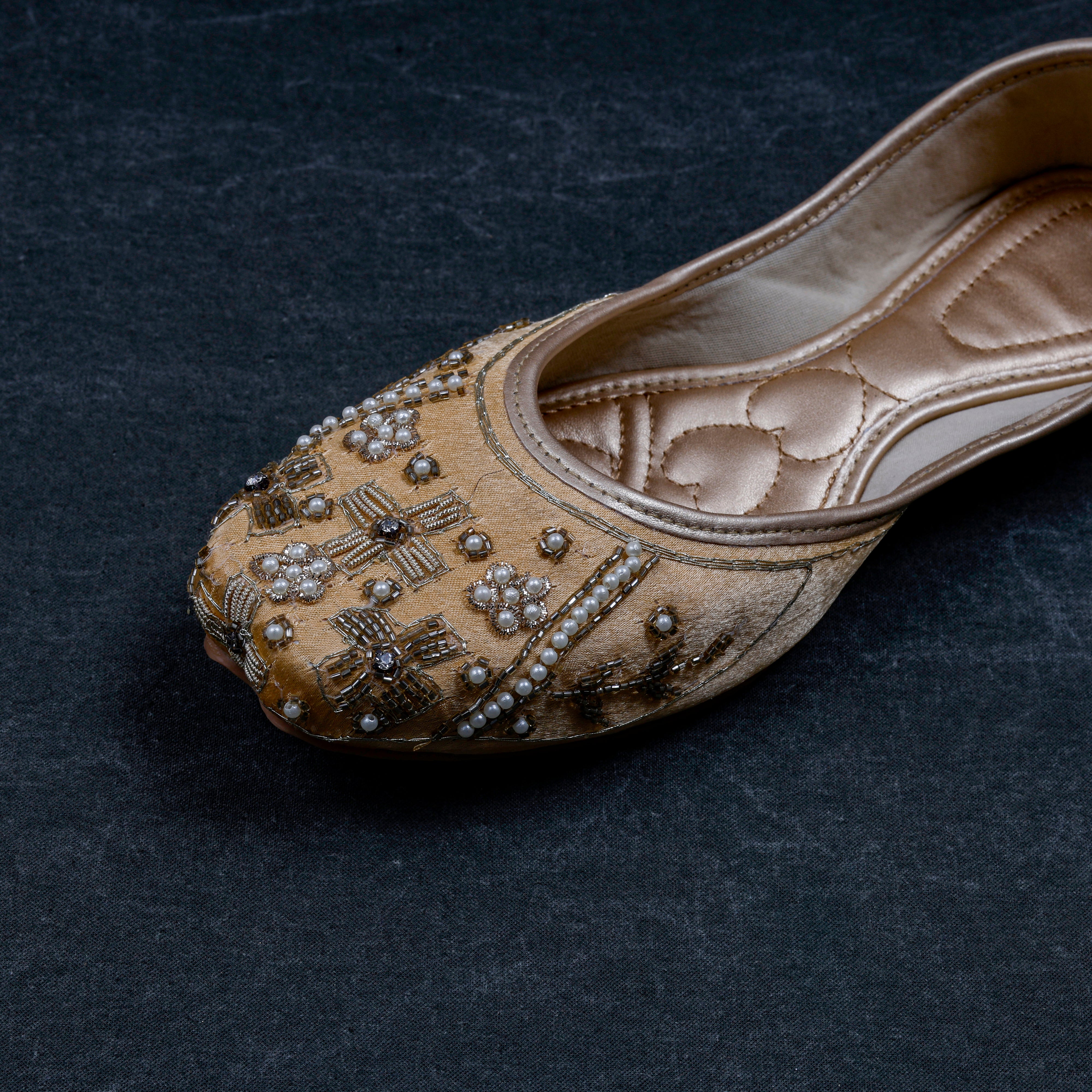 Gold Artisan Closed Toe Jutti