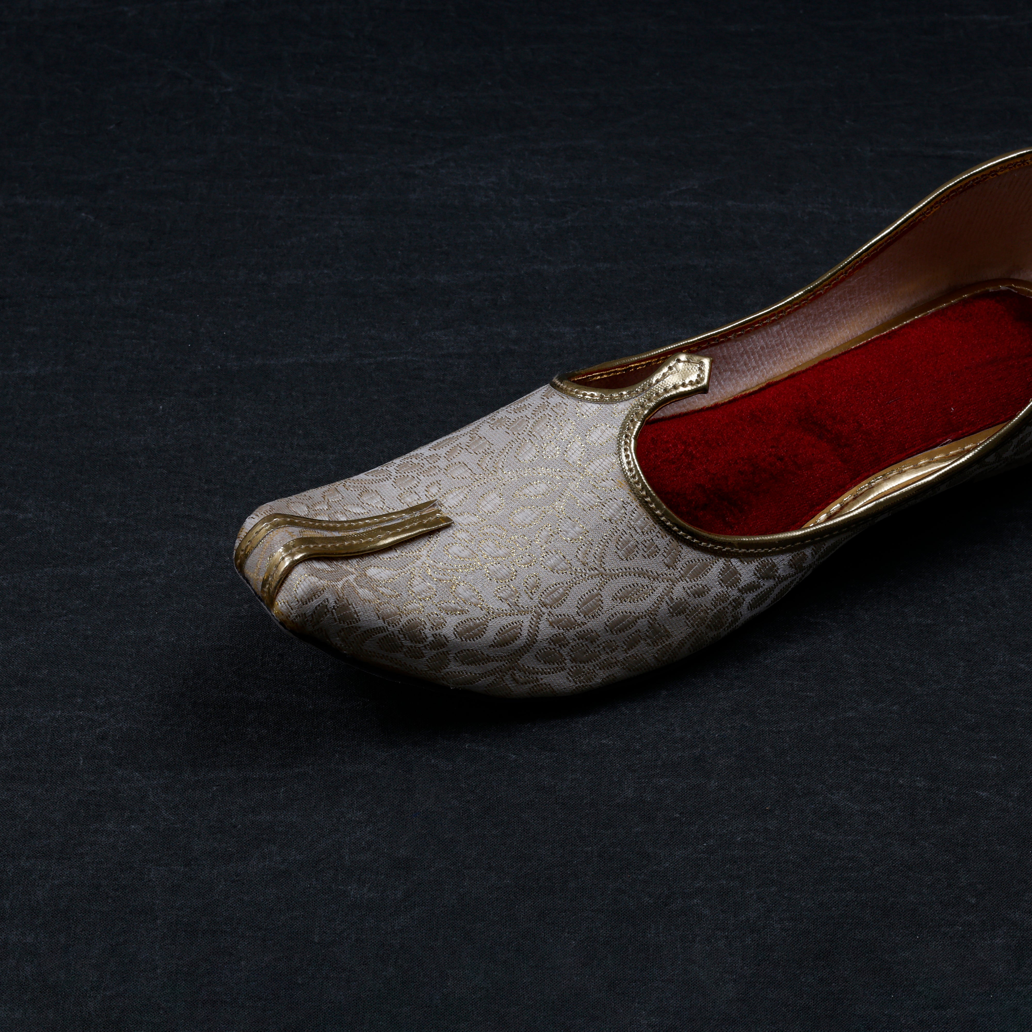 Gold Mojari with Textured Detailing