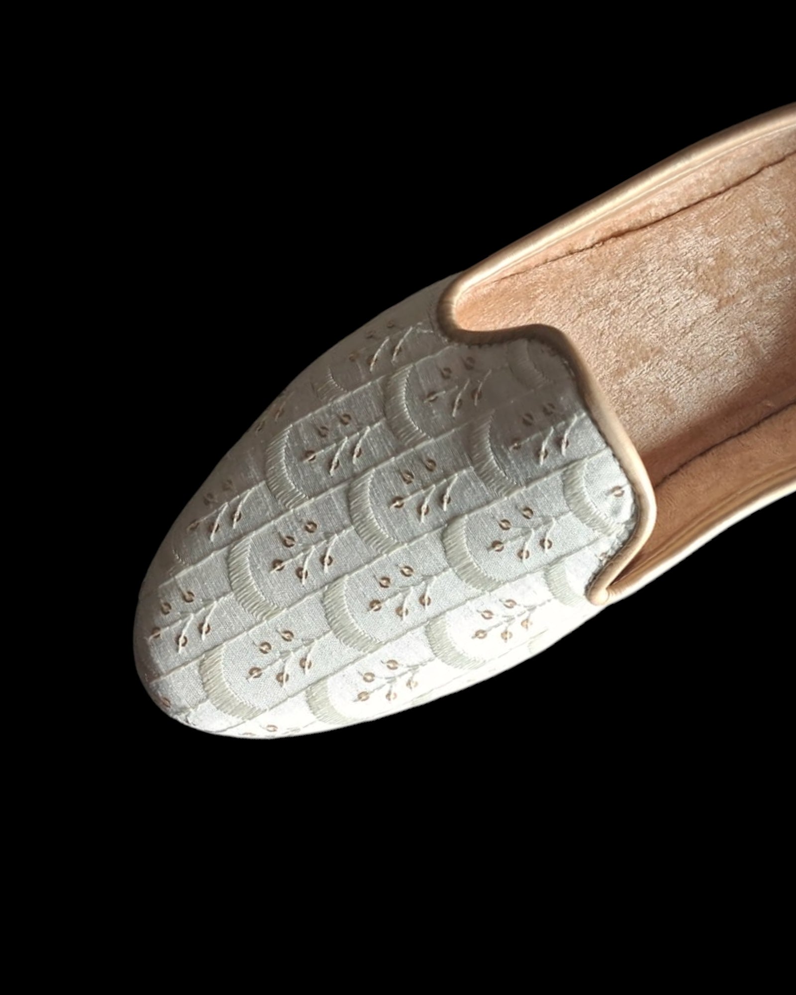 White Handcrafted Traditional Ethnic Jutti