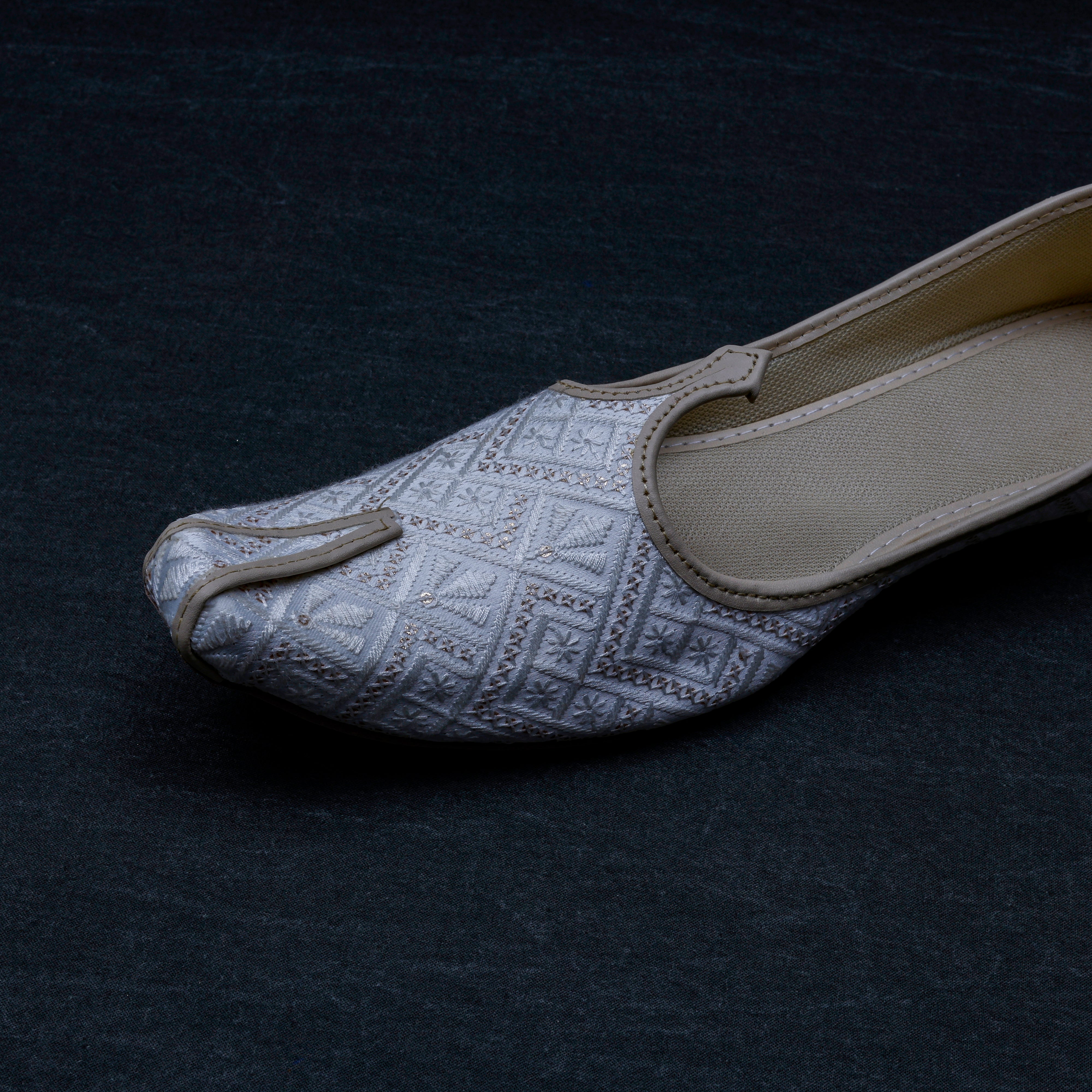 White Closed Toe Traditional Mojari