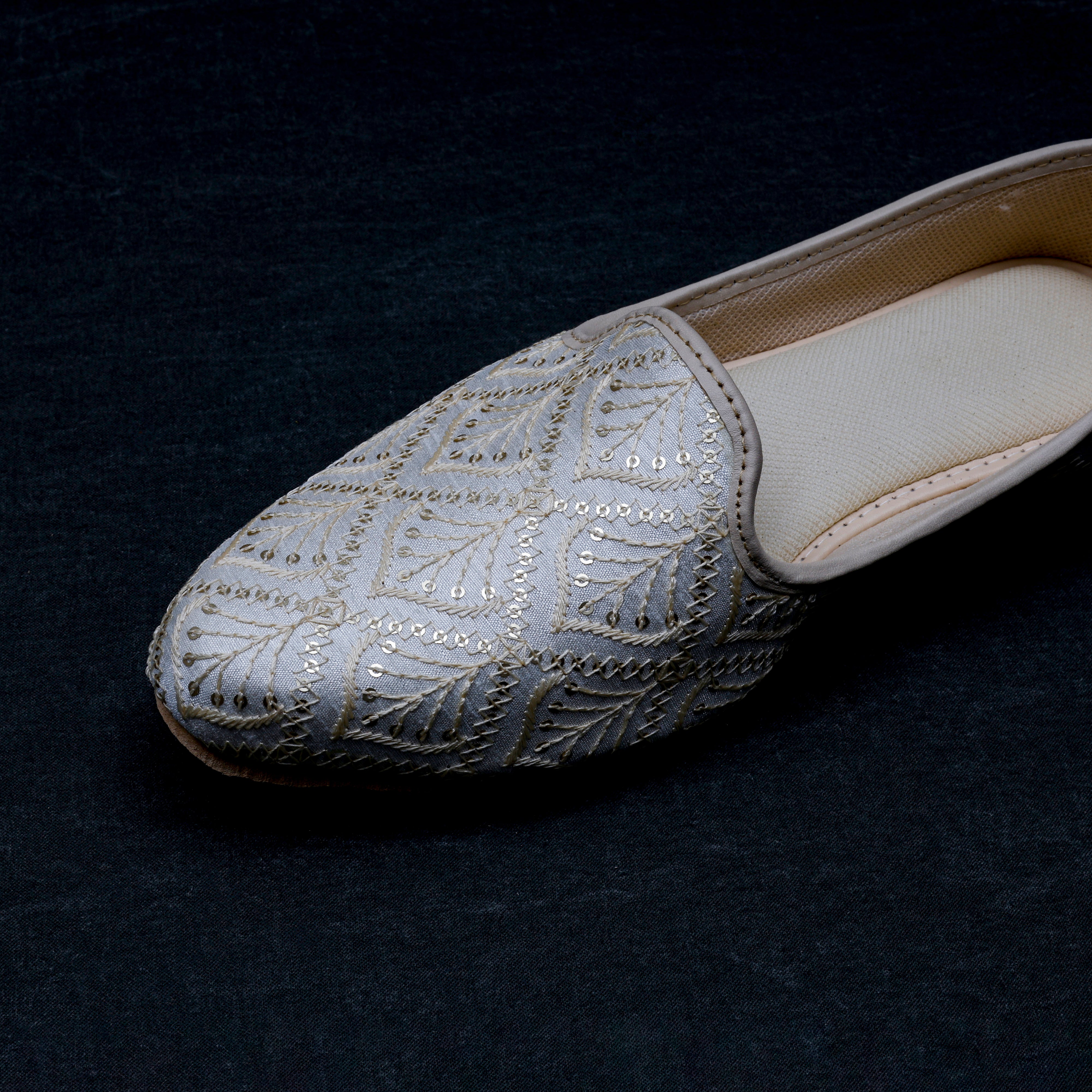 Handcrafted White Closed Toe Jutti