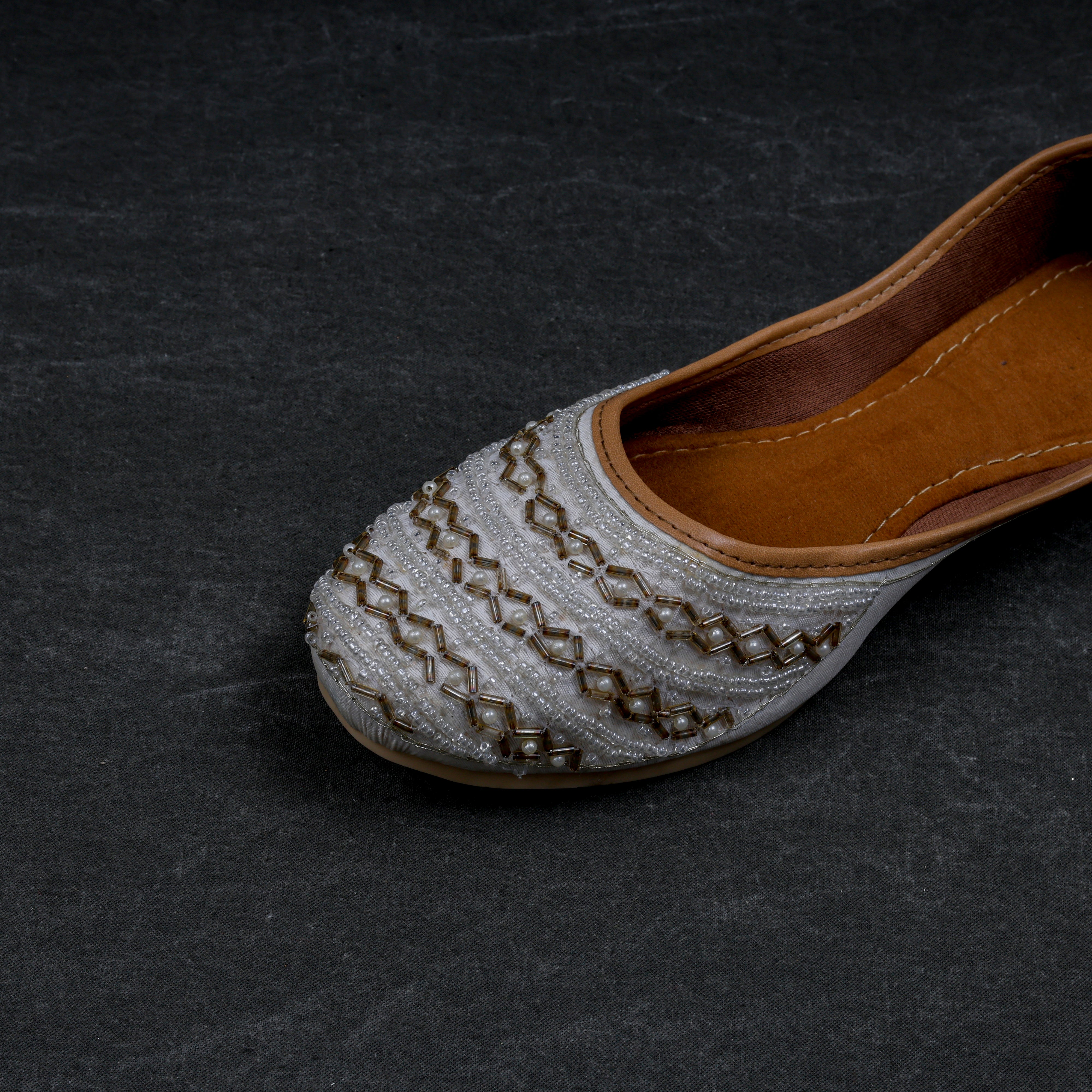 Off White Textured Artisan Jutti