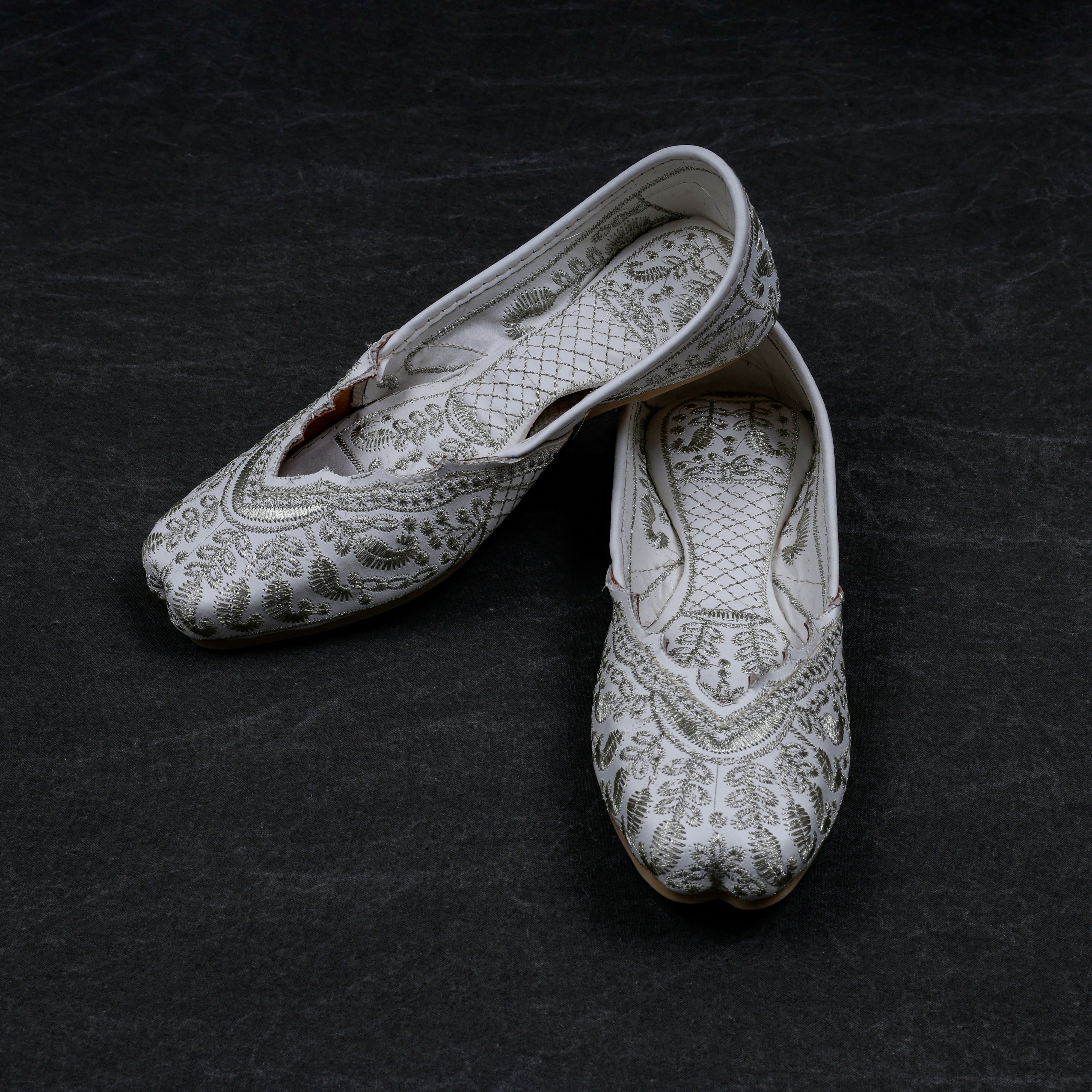 Off White Textured Rexine Closed Toe Jutti