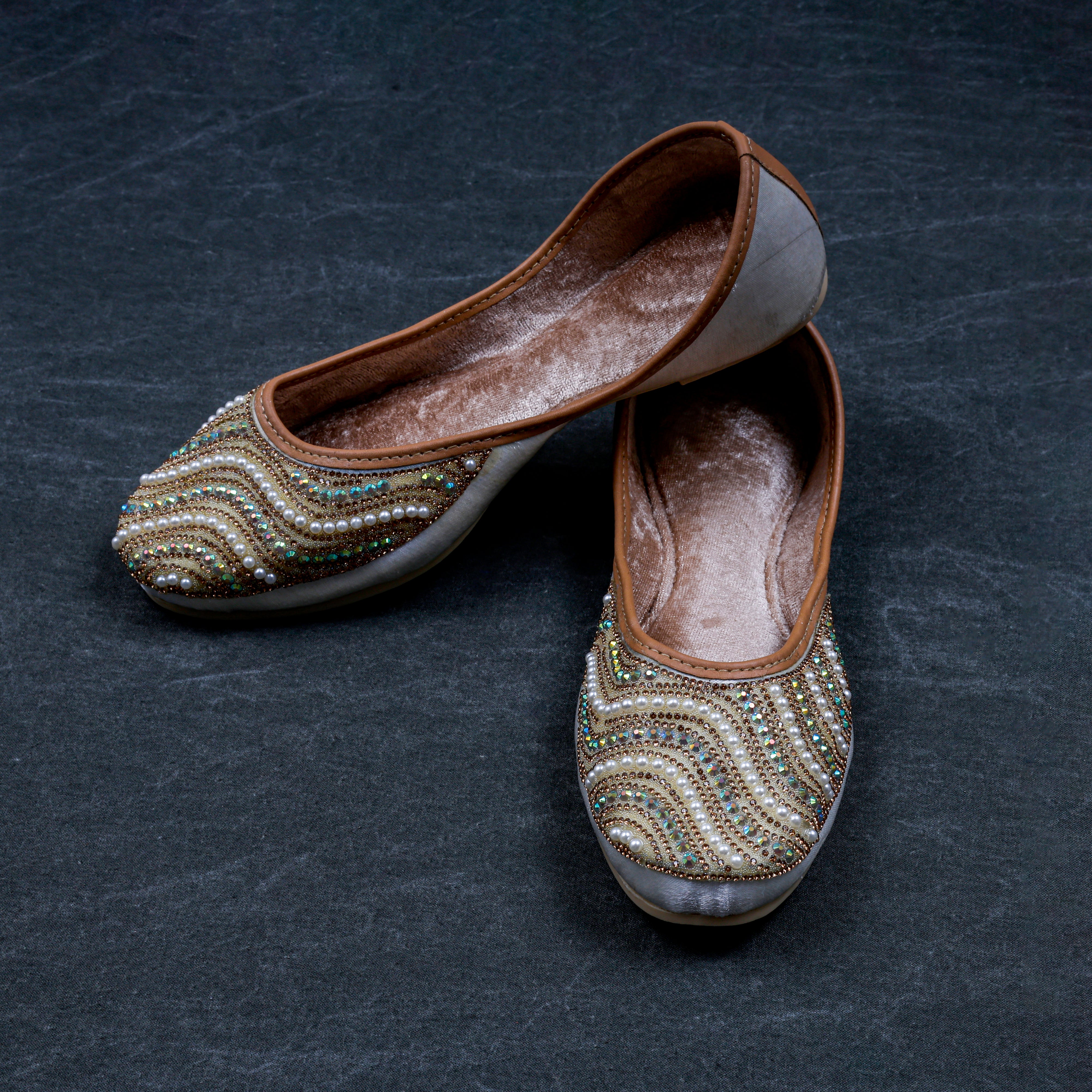 White Handcrafted Fabric Jutti