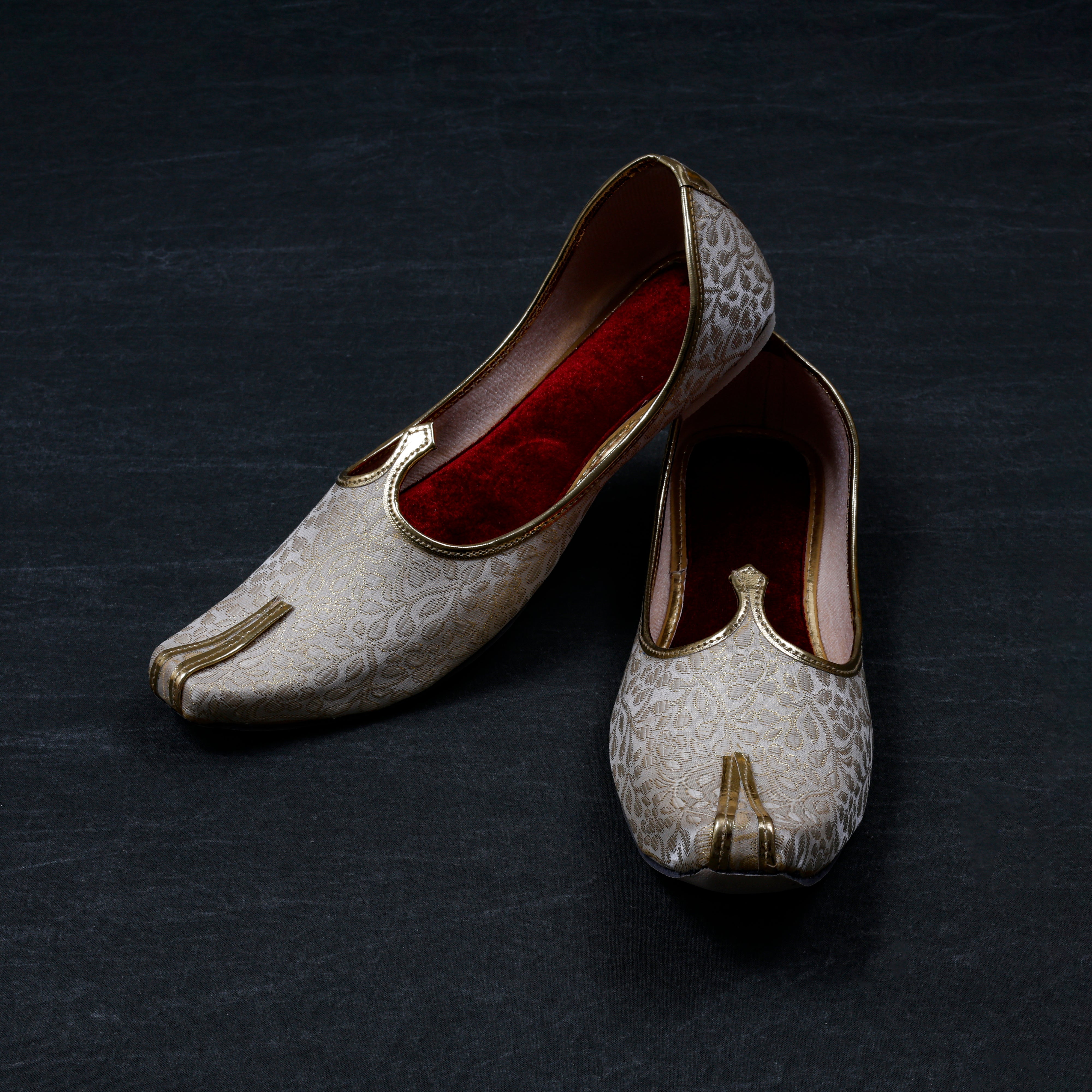 Gold Mojari with Textured Detailing