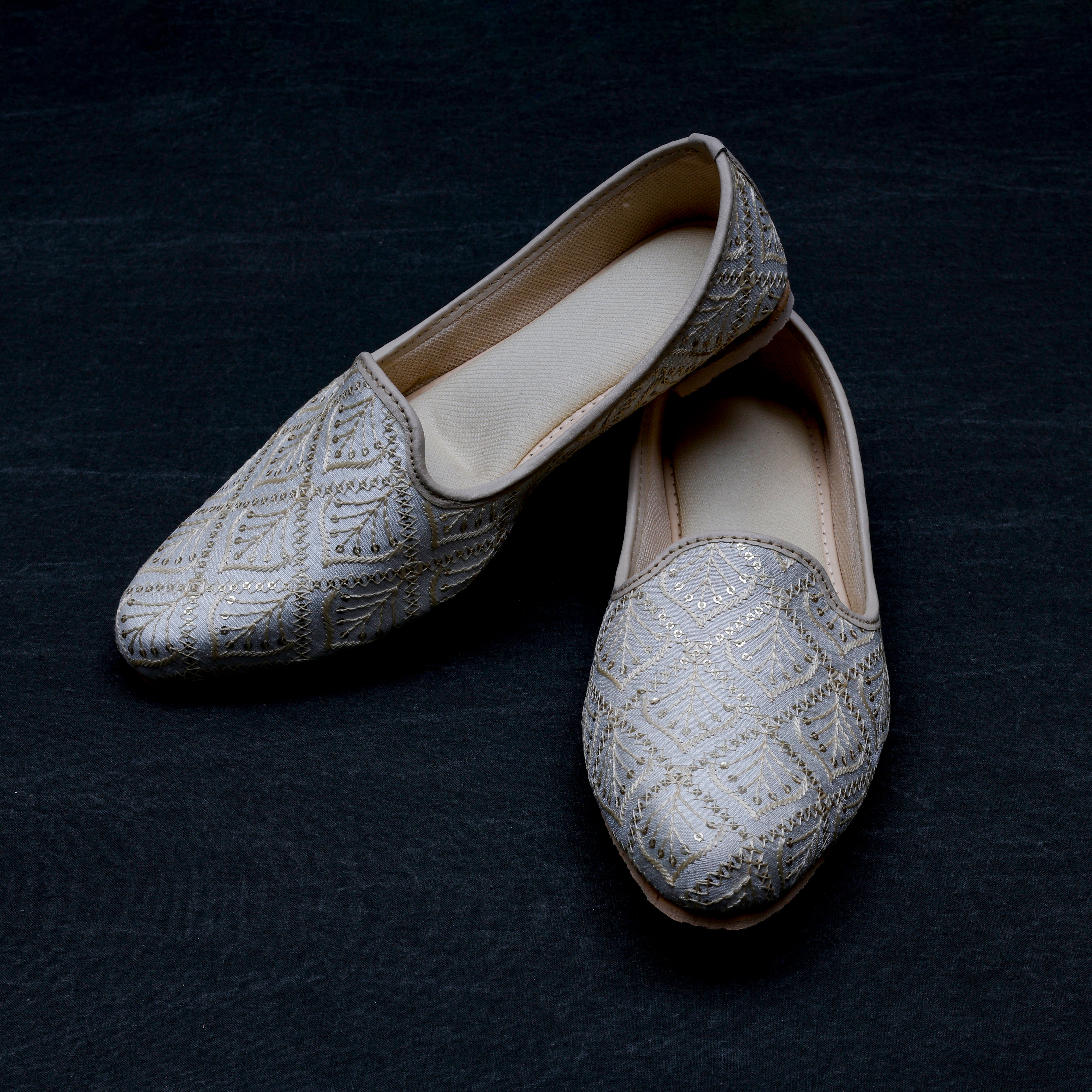 Handcrafted White Closed Toe Jutti