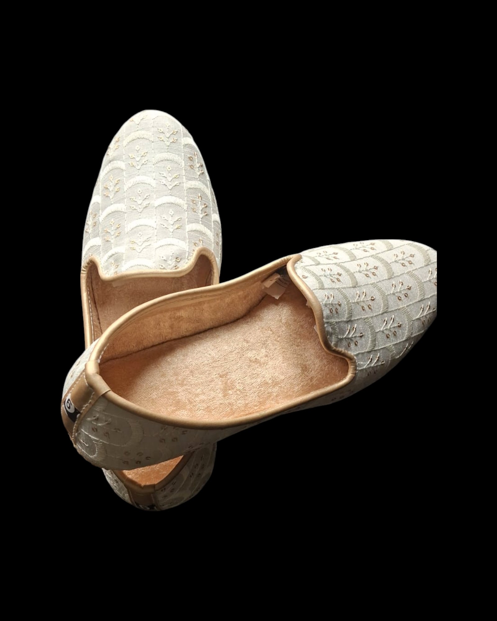 White Handcrafted Traditional Ethnic Jutti