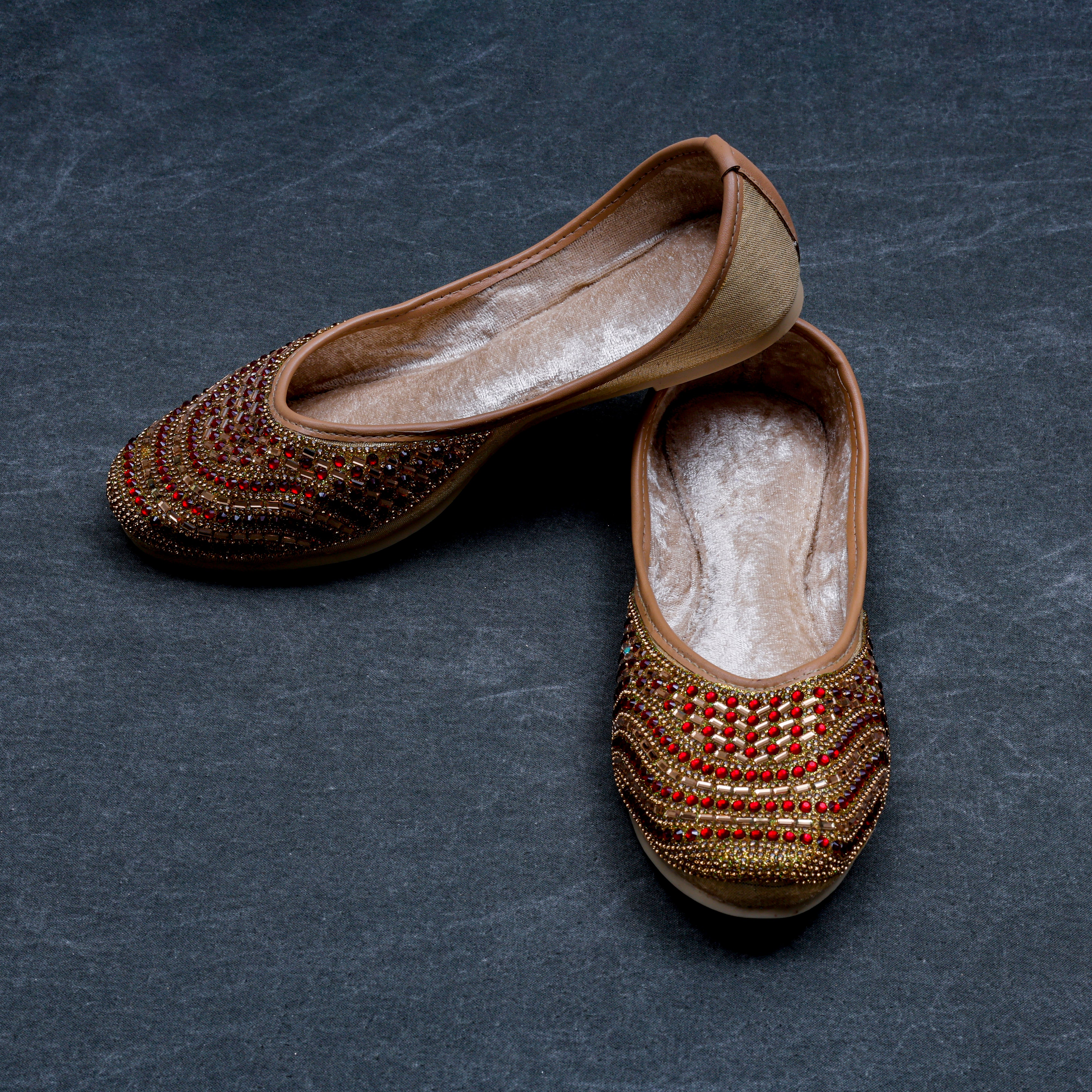 Gold Handcrafted Closed Toe Ethnic Jutti