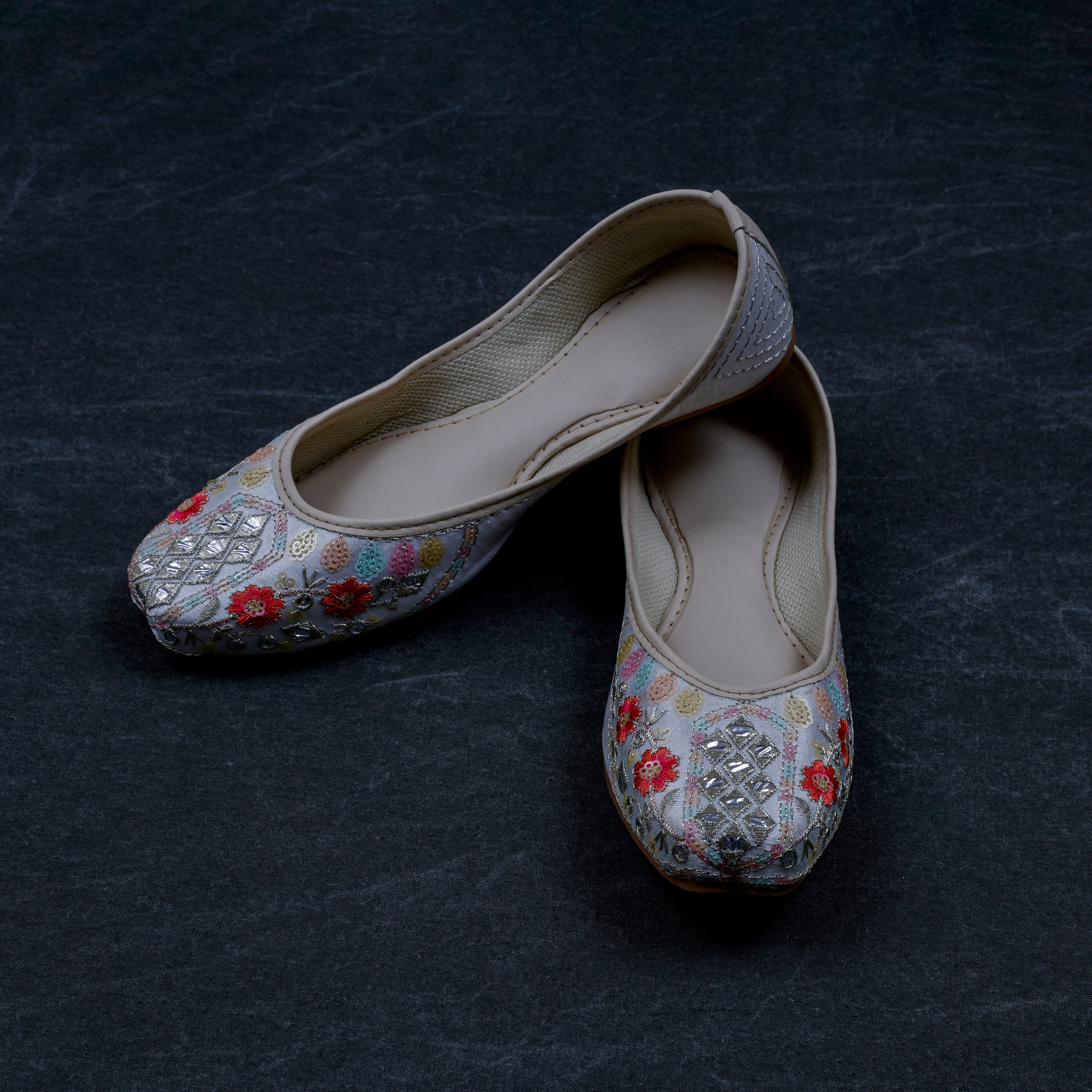 White Closed Toe Ethnic Jutti