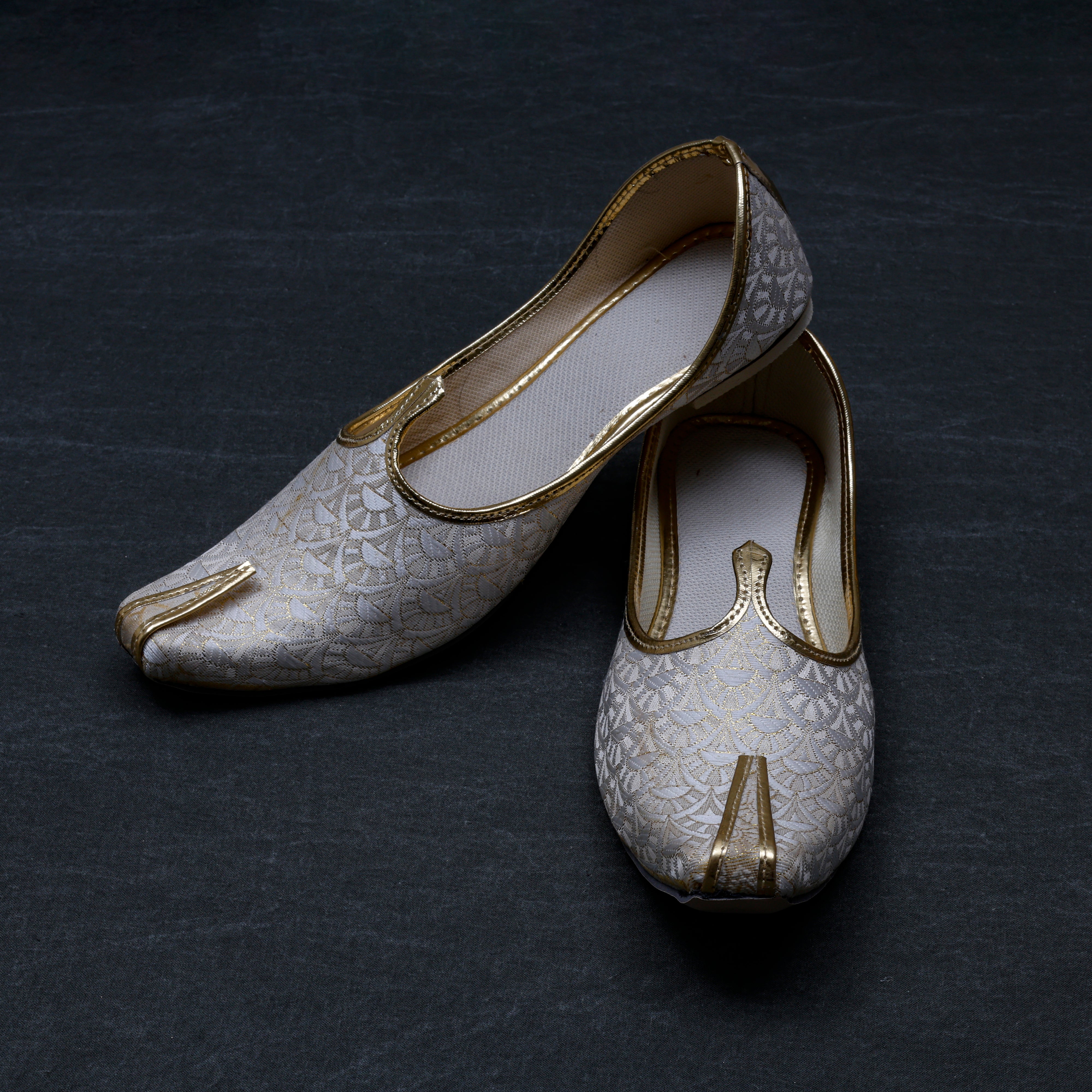 Off White Classic Handcrafted Pointed Mojari