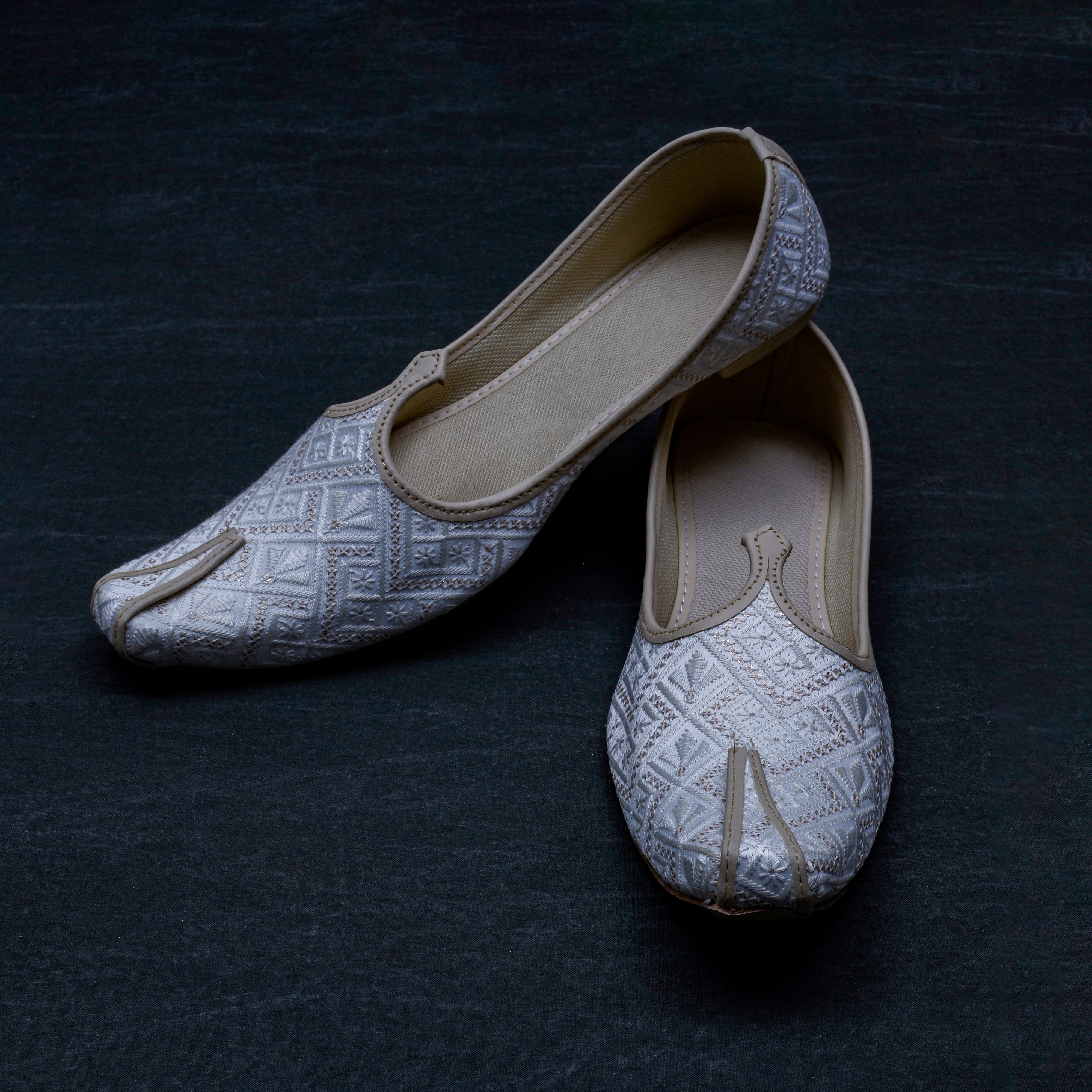 White Closed Toe Traditional Mojari