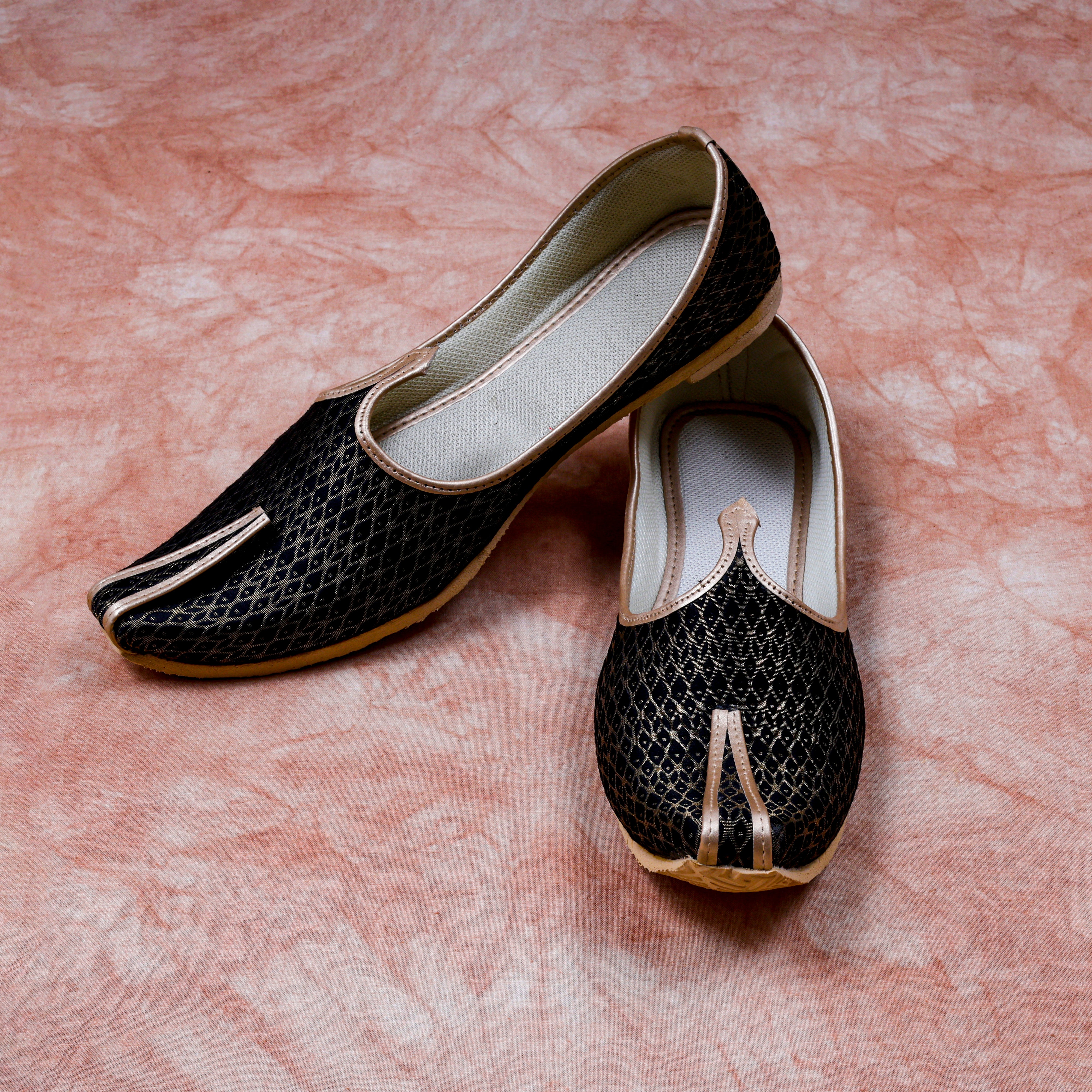 Black Textured Pointed Mojari