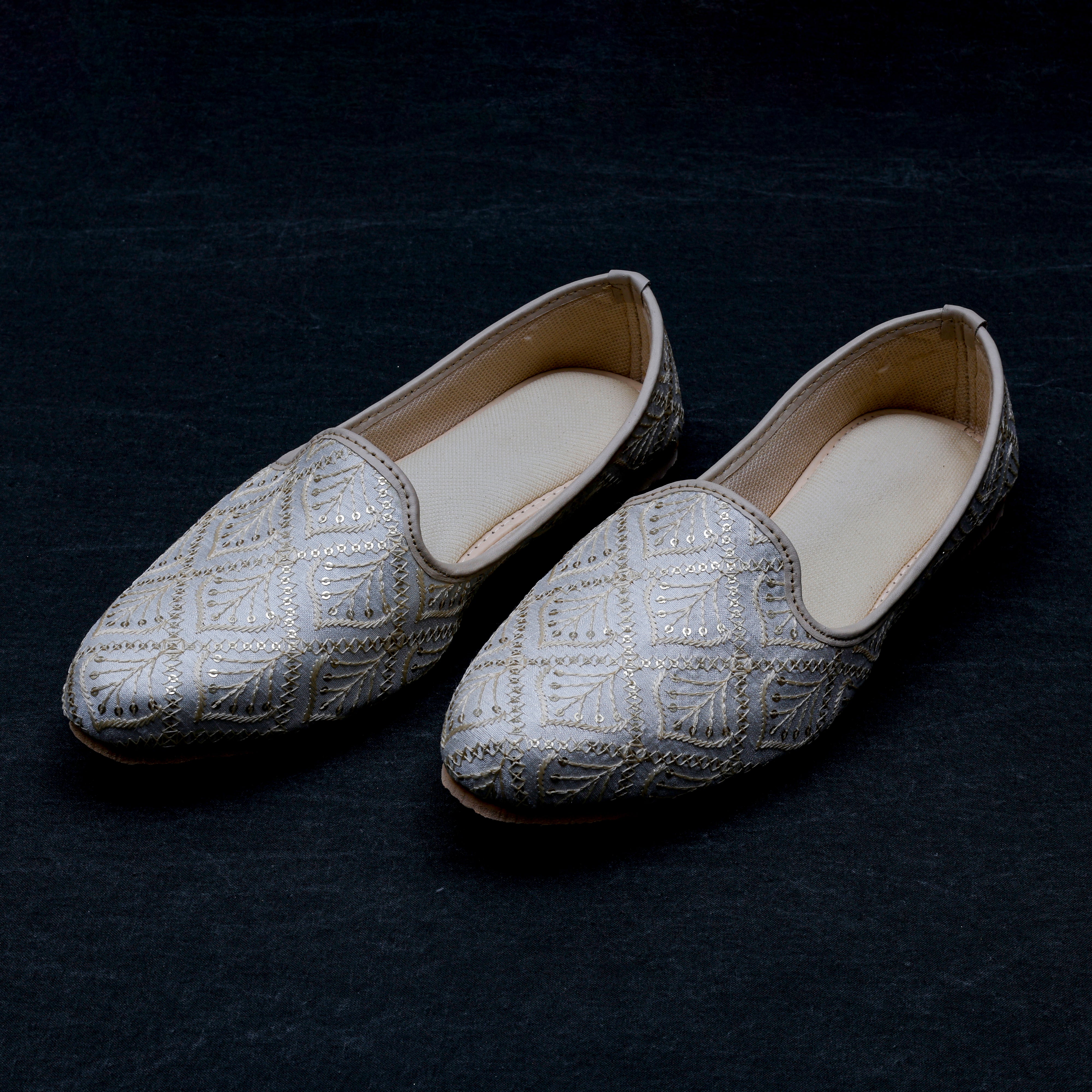 Handcrafted White Closed Toe Jutti