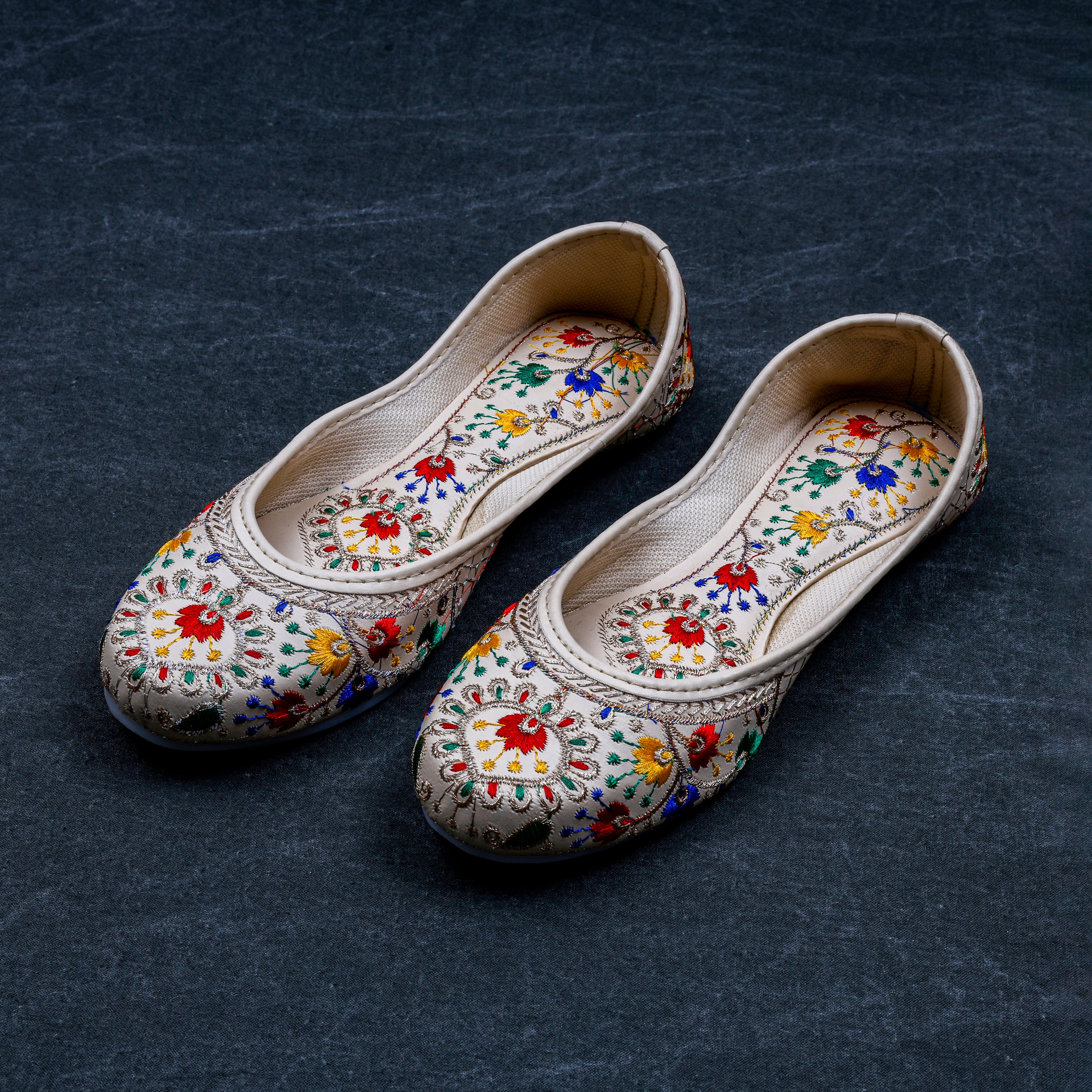 Beige Artisan Crafted Ethnic Jutti