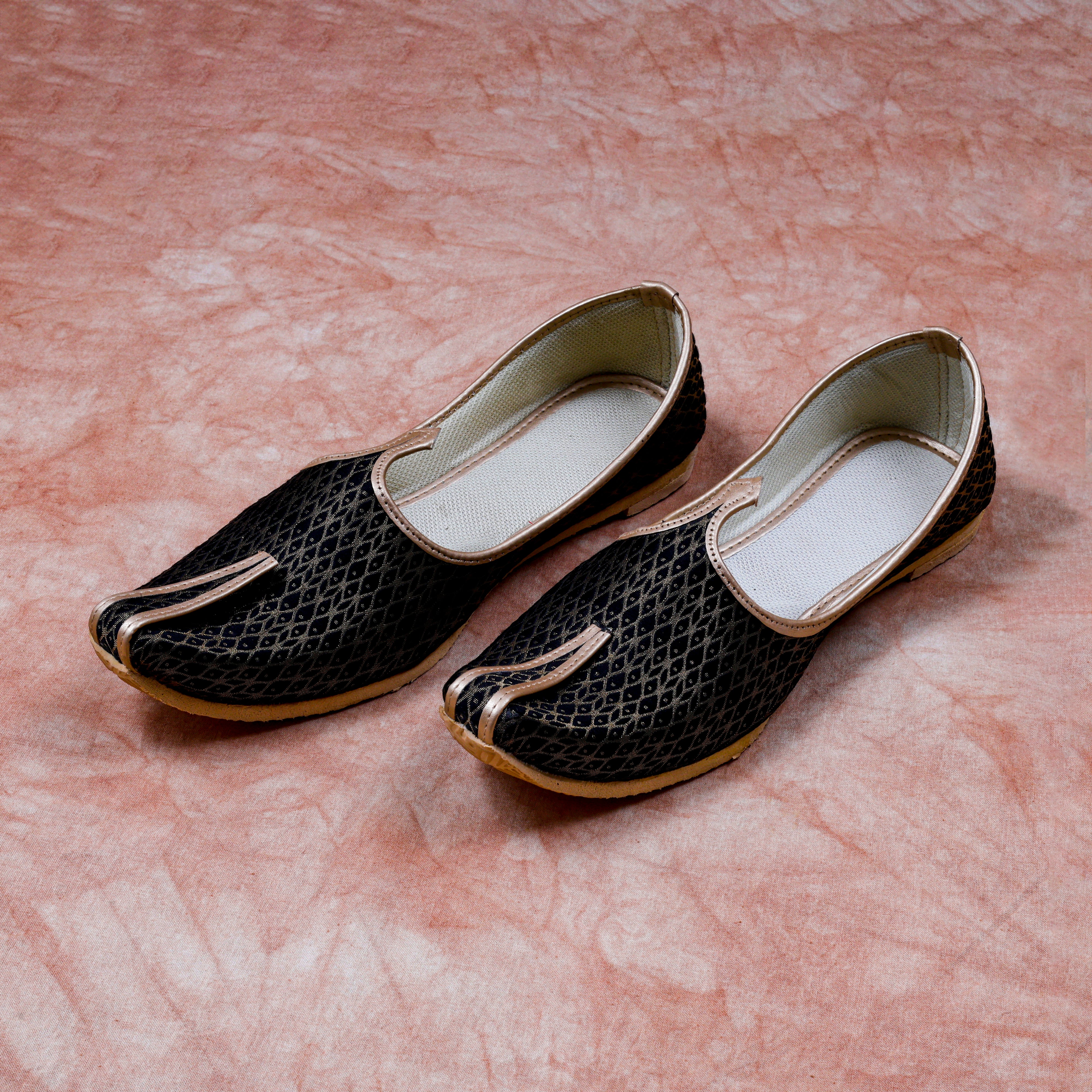 Black Textured Pointed Mojari