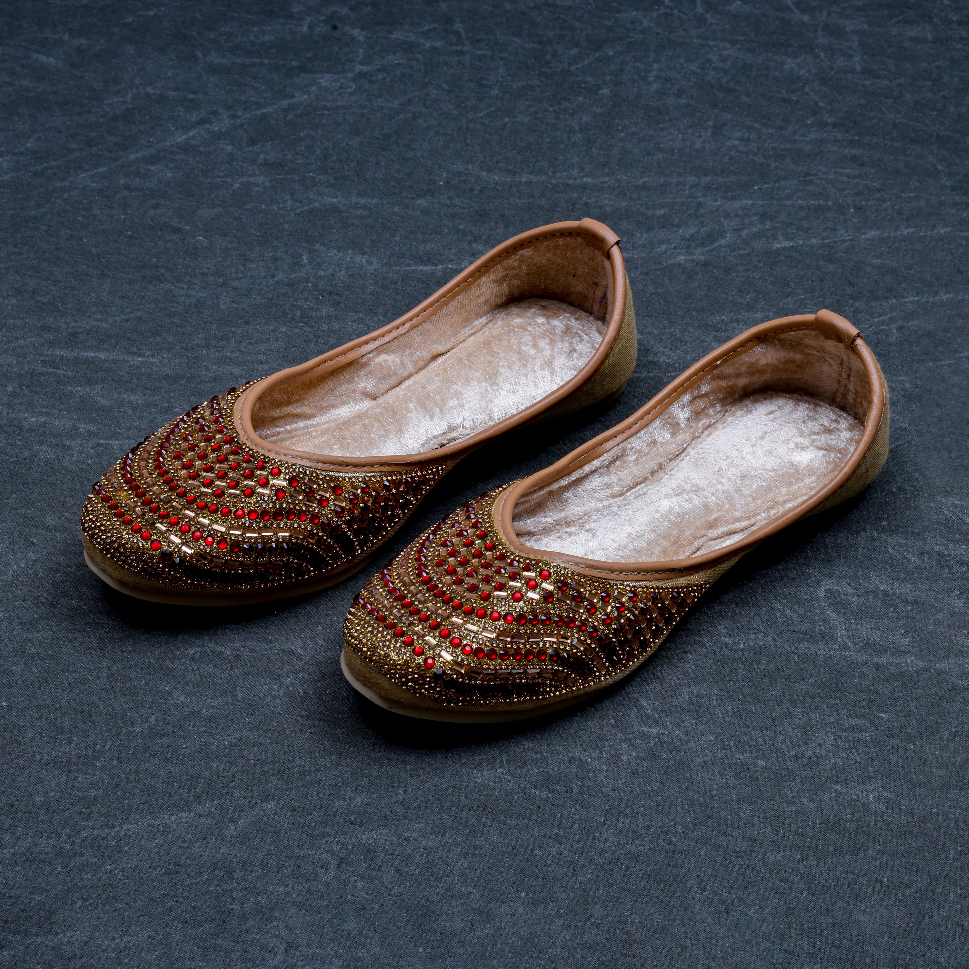 Gold Handcrafted Closed Toe Ethnic Jutti