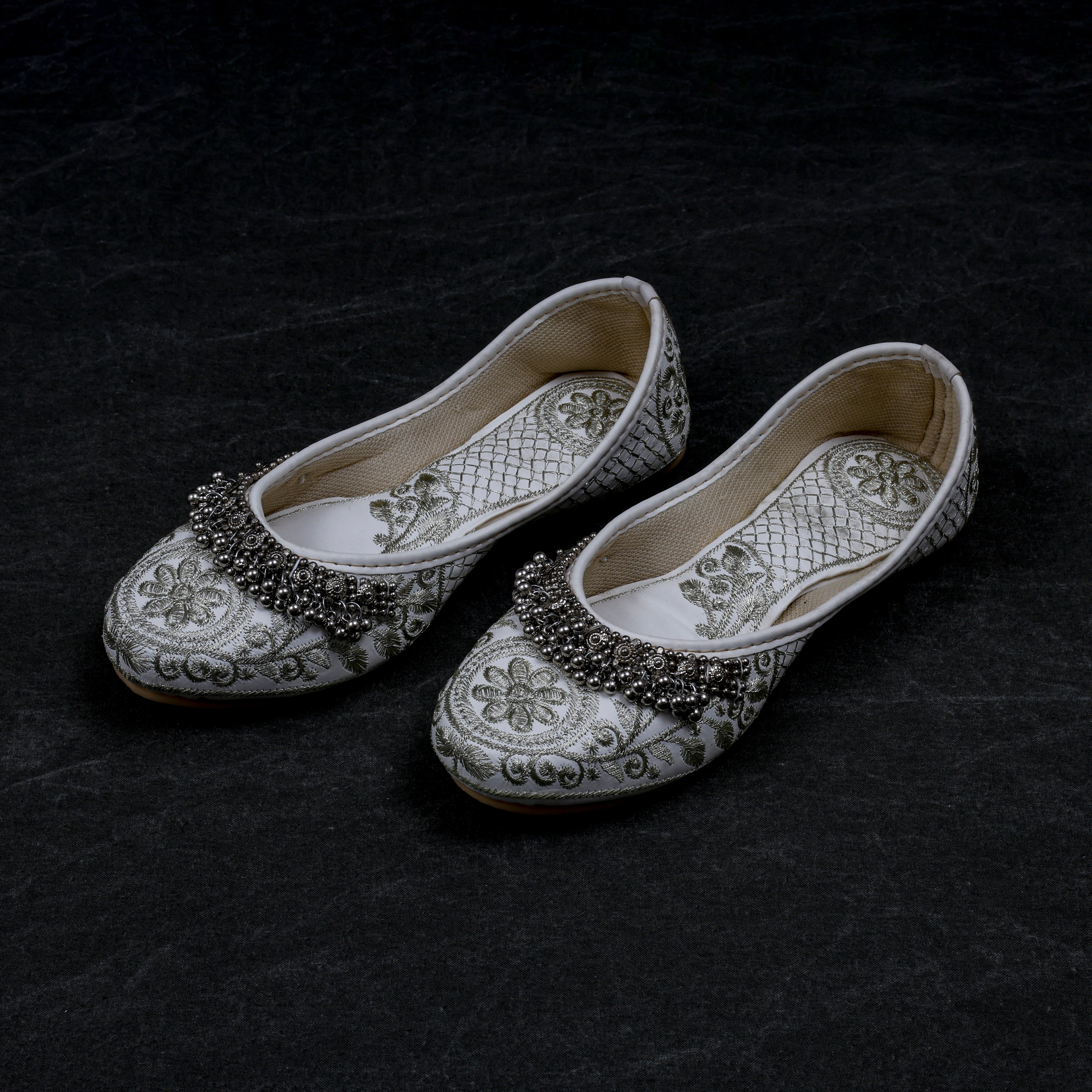 Two Tone Off White Textured Jutti