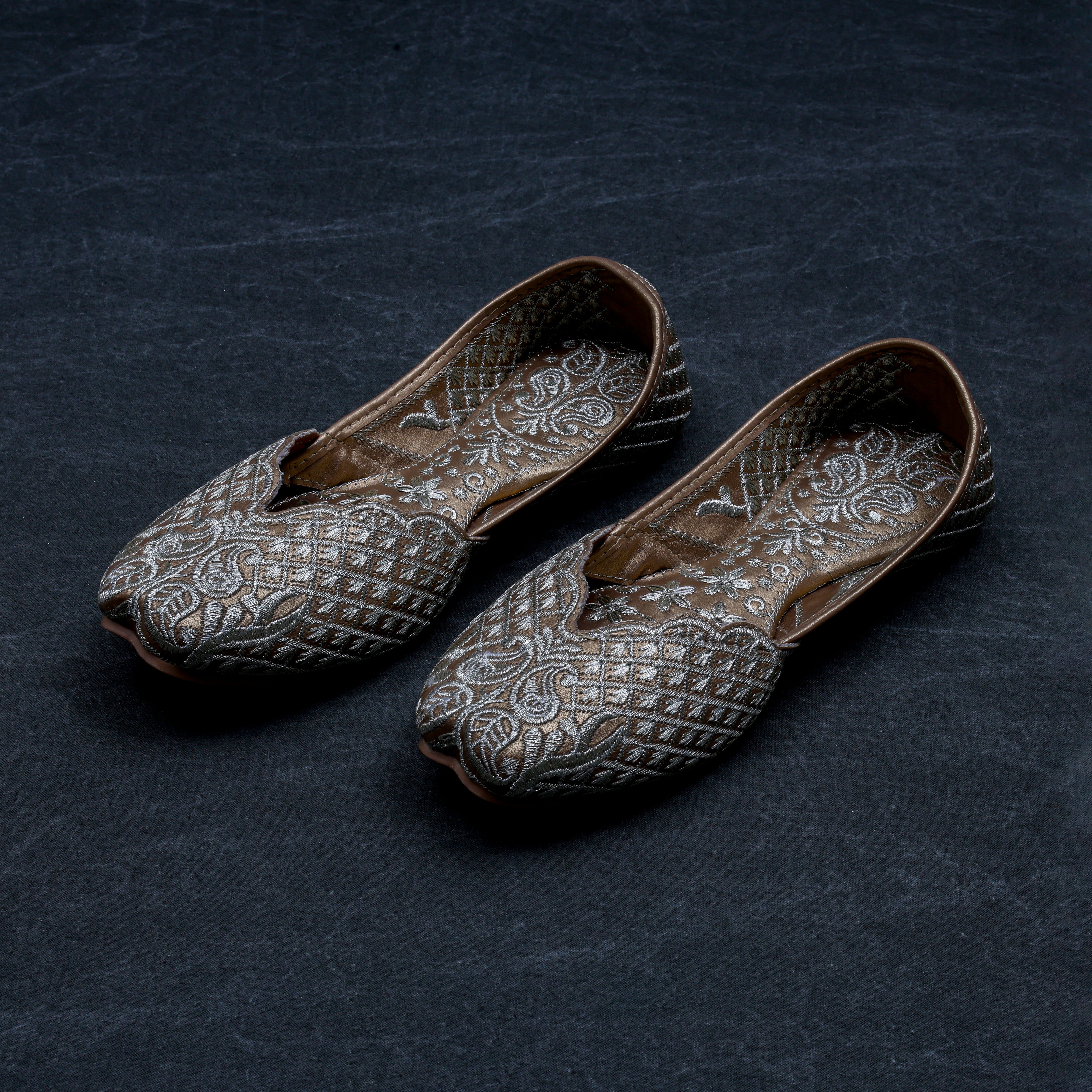 Two Tone Gold Closed Toe Jutti