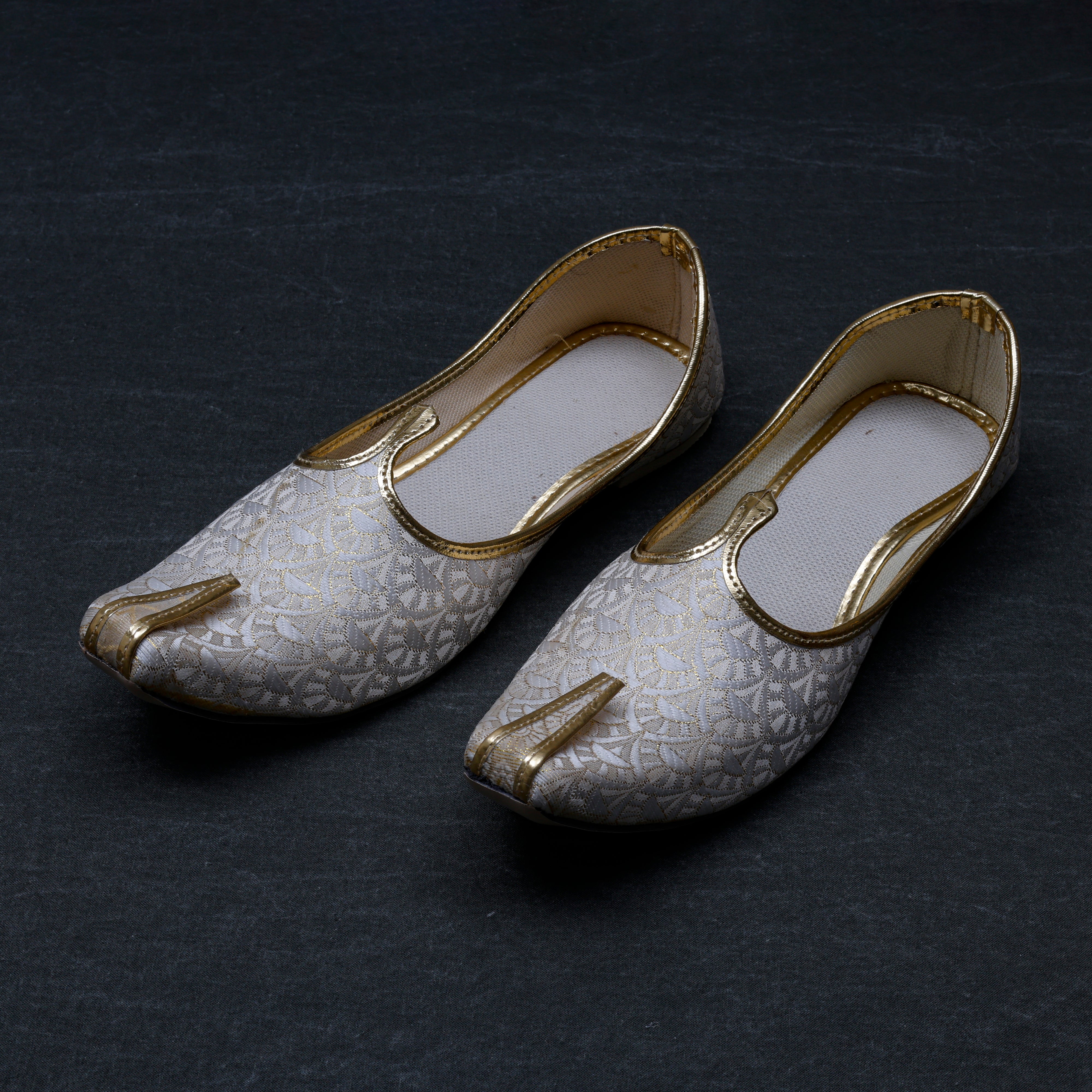 Off White Classic Handcrafted Pointed Mojari