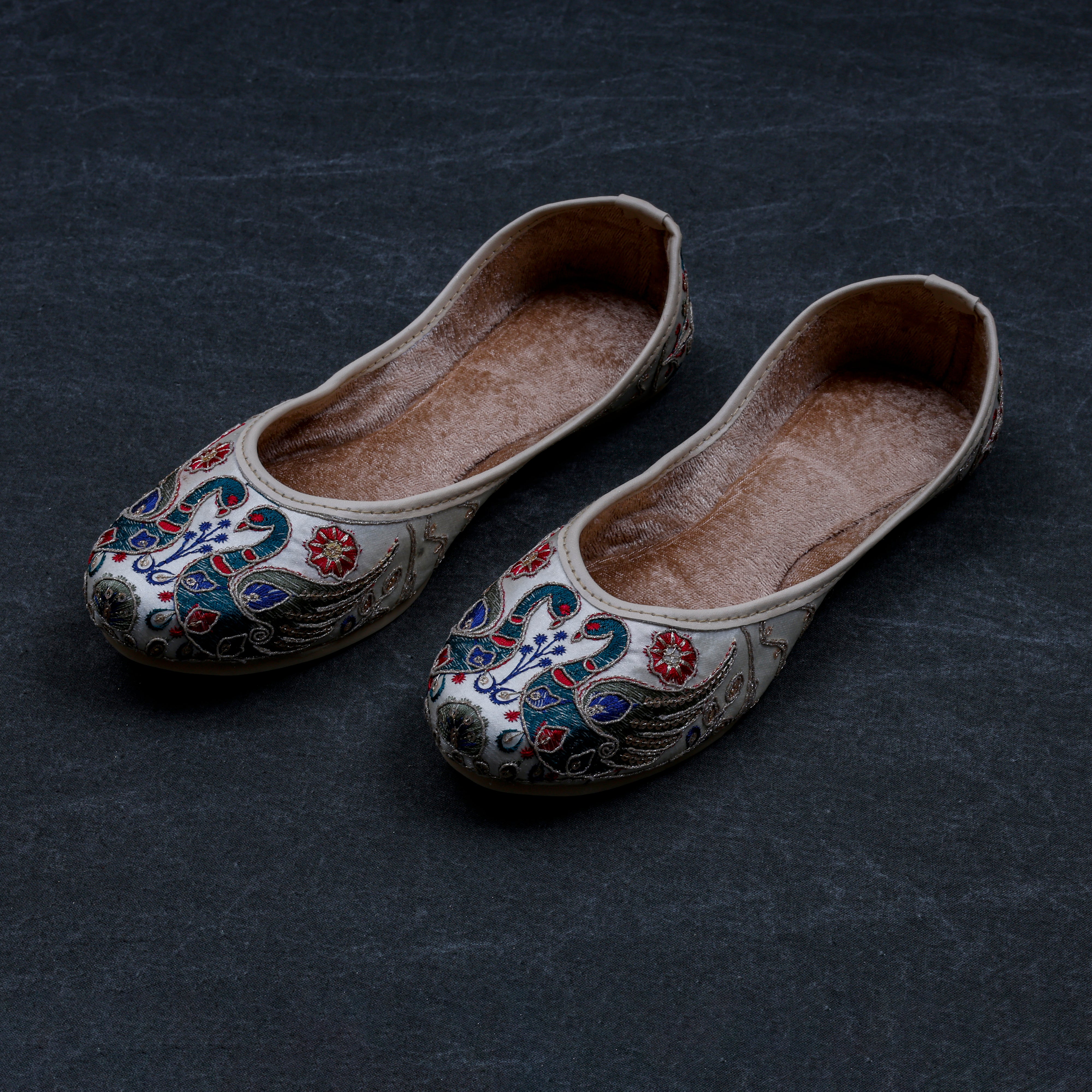 Handcrafted Off White Almond Ethnic Jutti