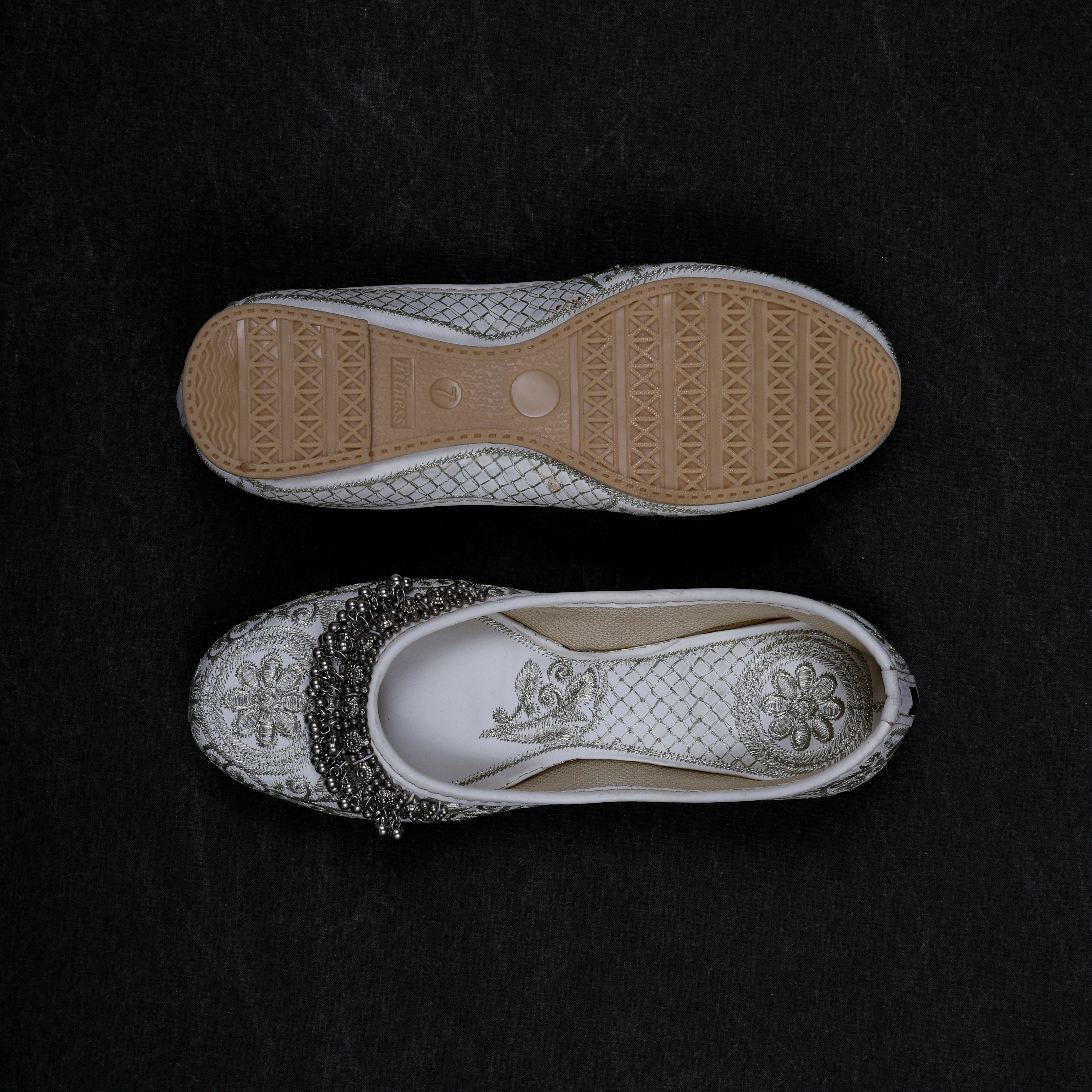 Two Tone Off White Textured Jutti