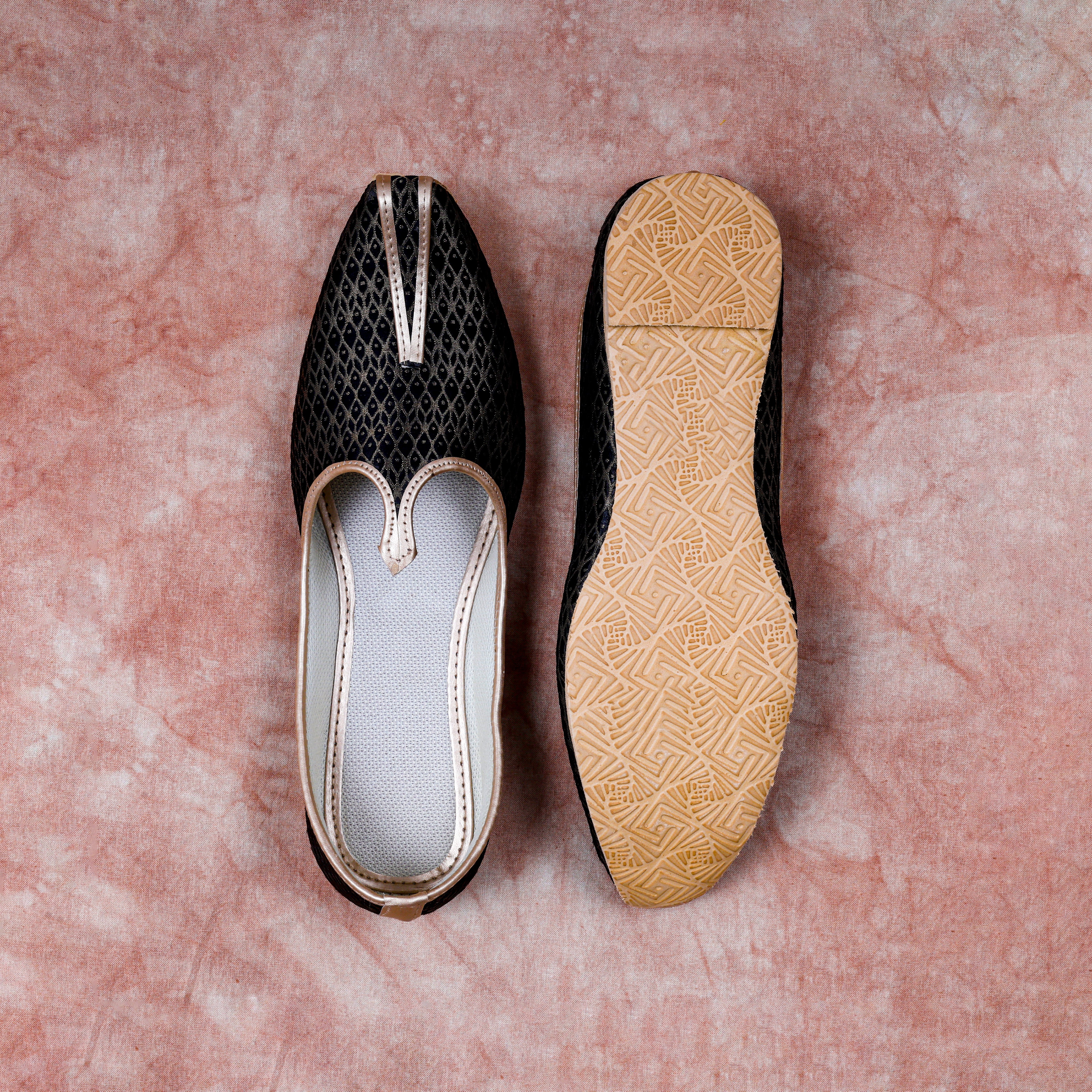 Black Textured Pointed Mojari