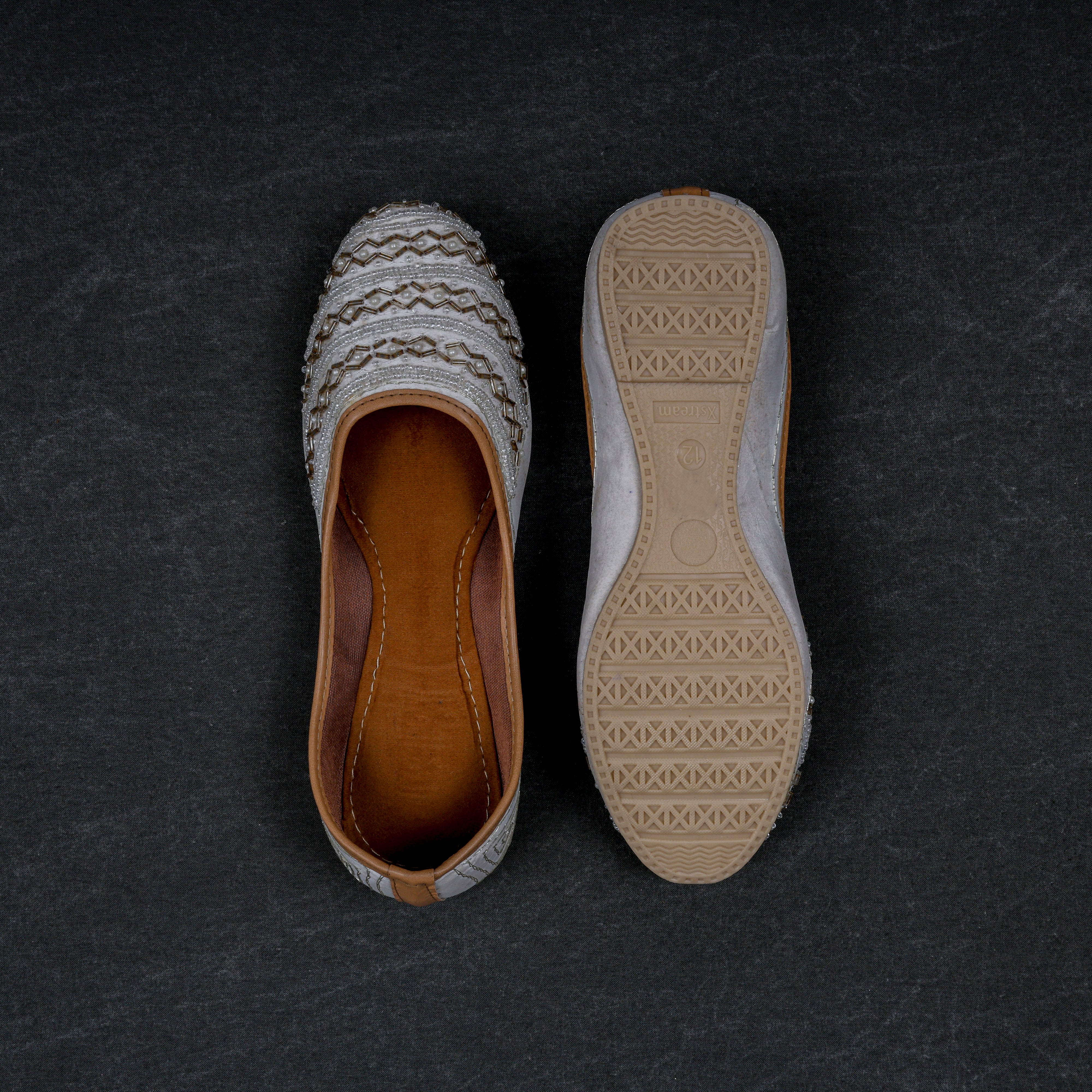 Off White Textured Artisan Jutti