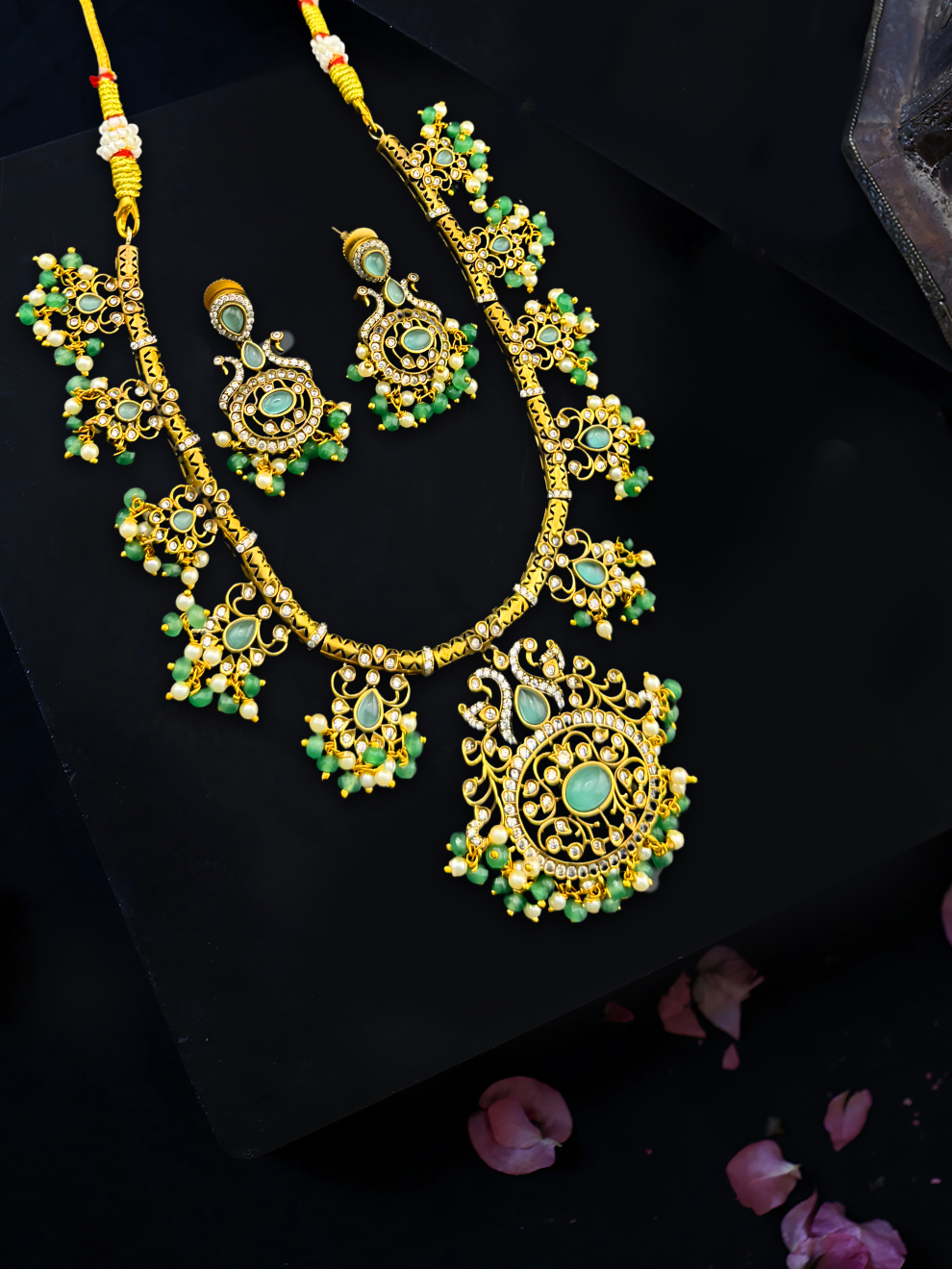 Graceful Green Stone Kante Necklace Set