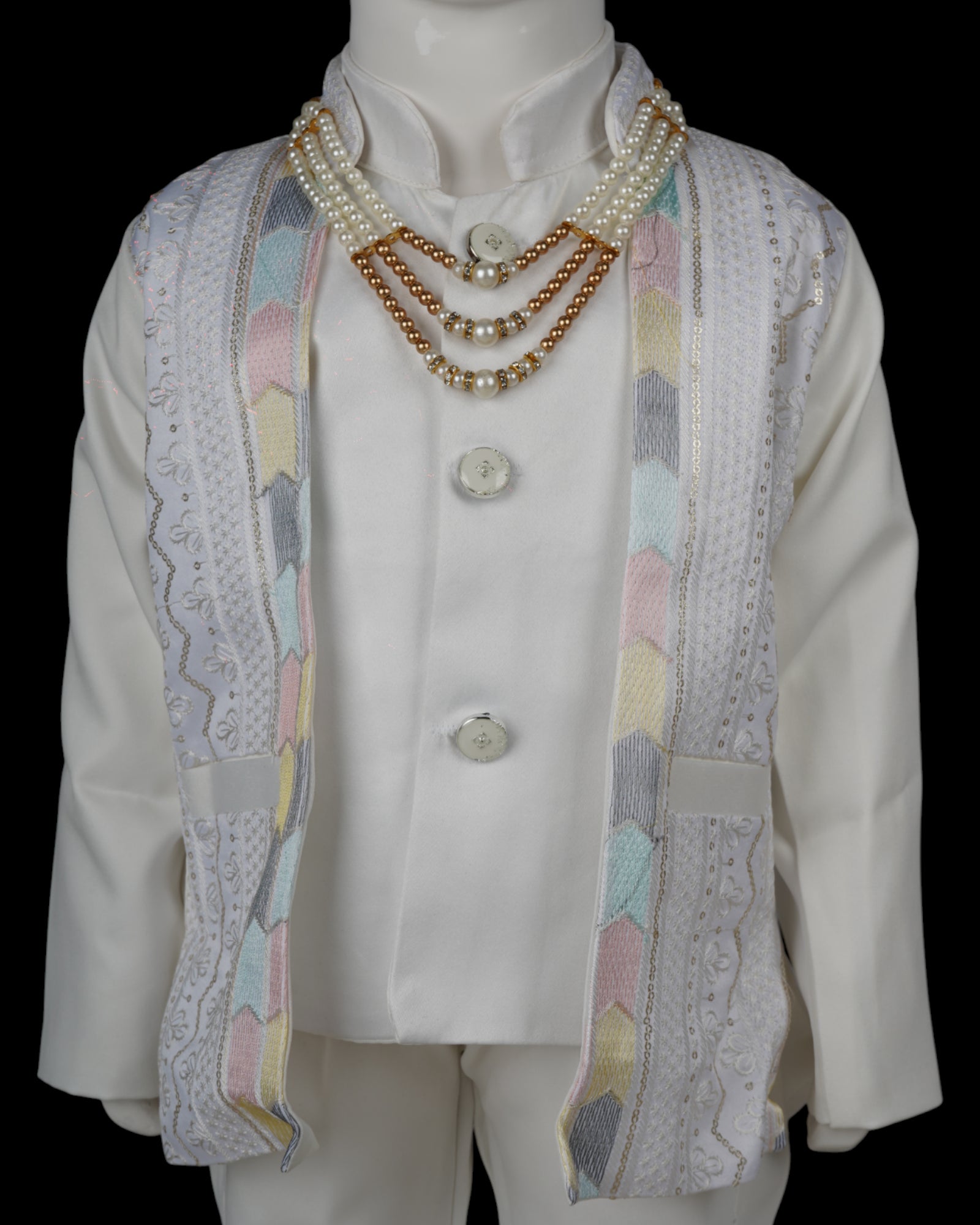 Captivate the crowd in this embroidered sherwani