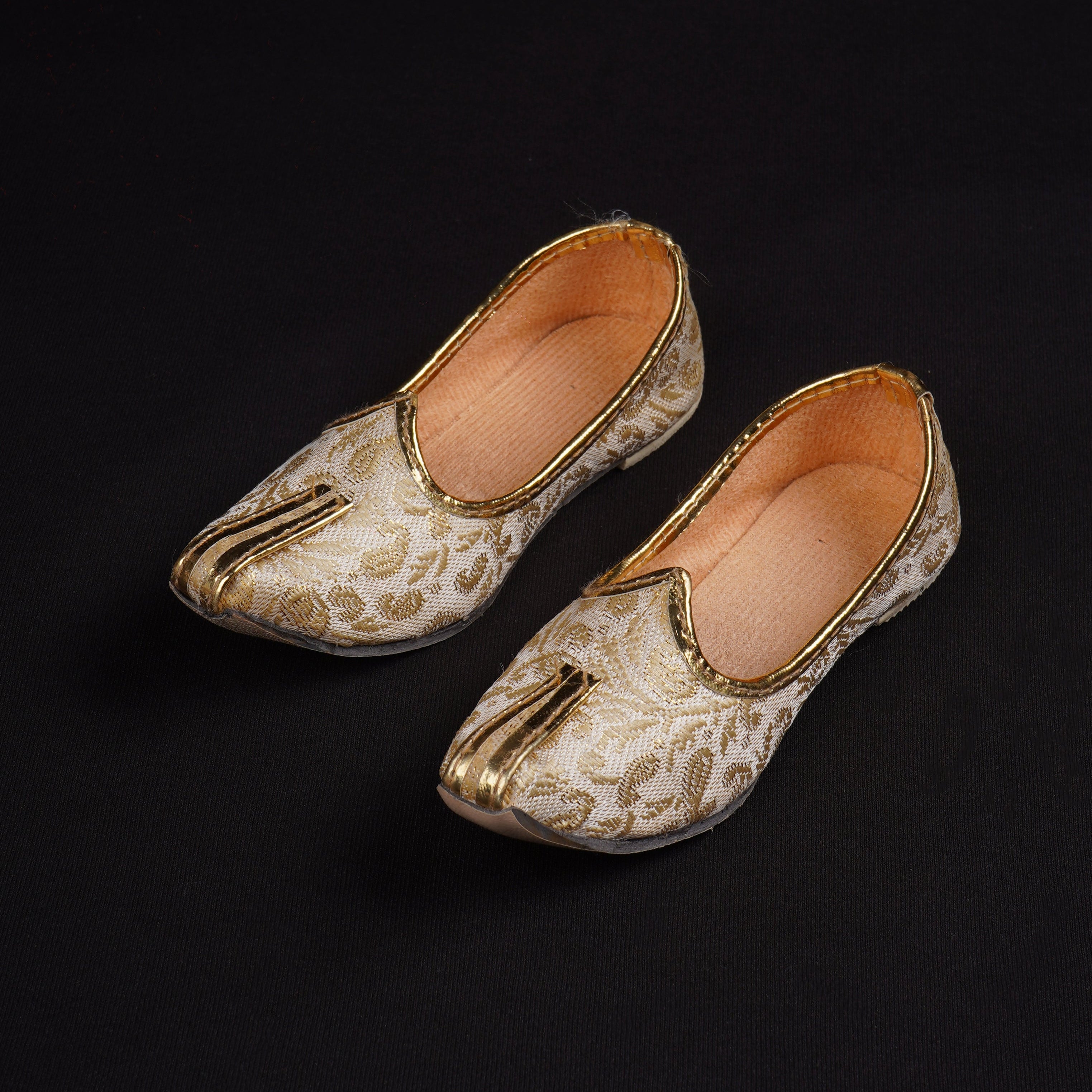 Gold Textured Artisan Pointed Mojari